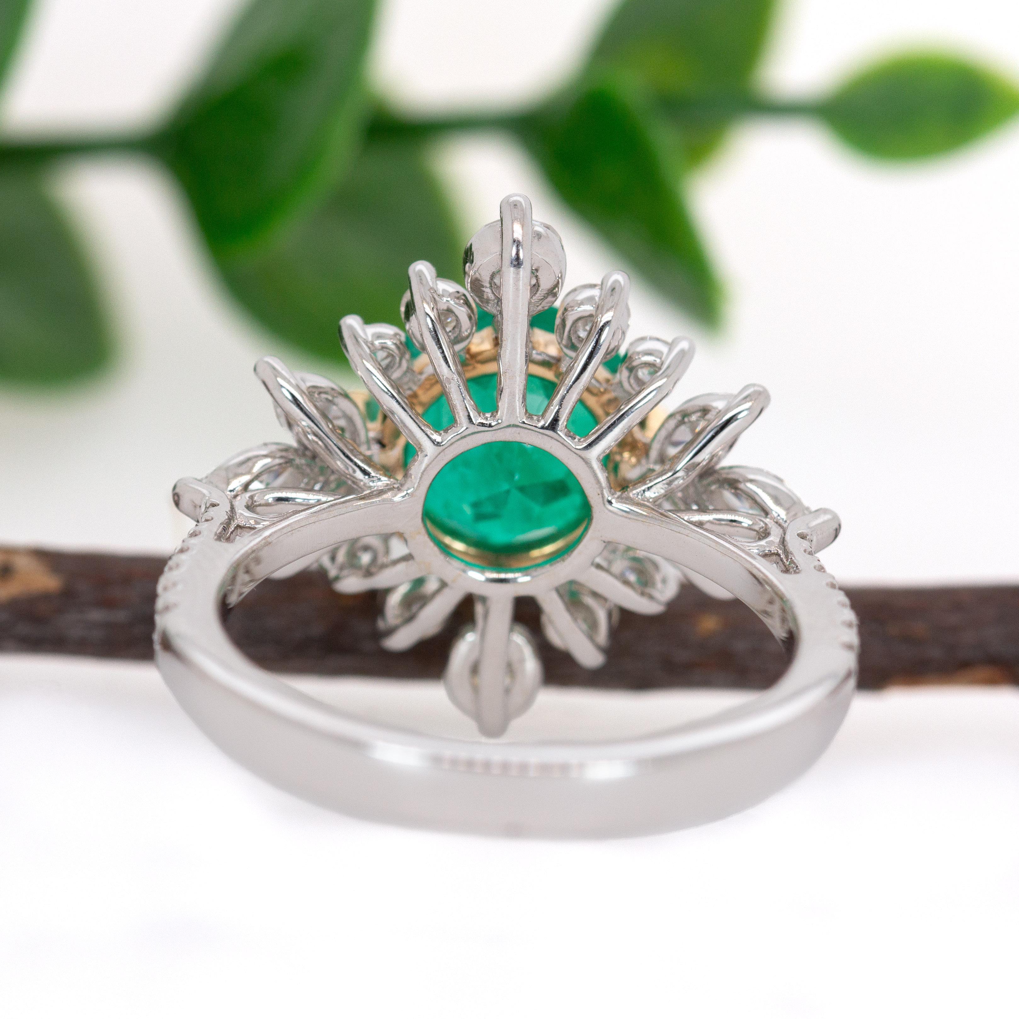 GIA-zertifizierter 2,2 Karat kolumbianischer Smaragdring mit natürlichen Diamantakzenten aus 14K Gold Damen im Angebot