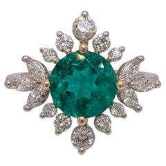 Anillo de Esmeralda Colombiana de 2,2 ct con Acentos de Diamantes Naturales Certificado por GIA en Oro de 14K