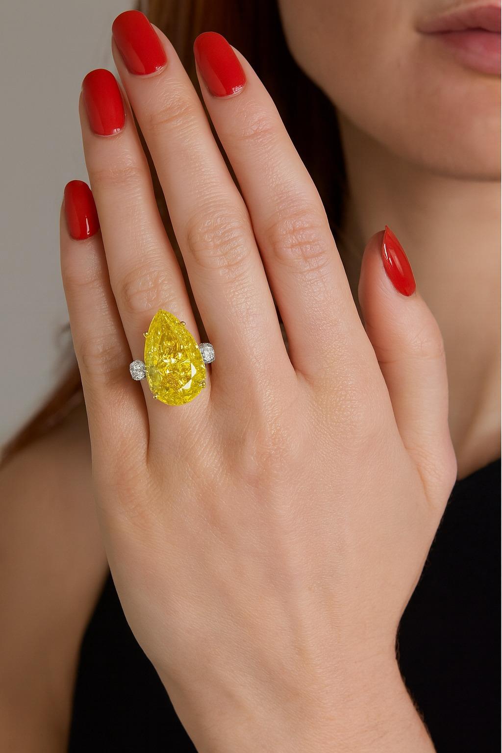 Contemporaneo Anello di diamanti con taglio a pera e brillante giallo intenso certificato GIA da 23 carati in vendita