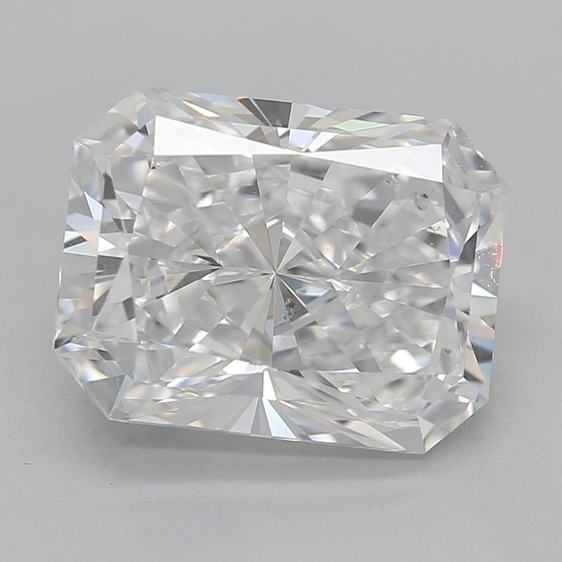Fabriquée à la main à New York, cette bague en diamant est une superbe vitrine de l'artisanat et de l'élégance. La pierre centrale est un diamant radiant pesant 2,3, classé E et SI1. Le diamant est certifié GIA, ce qui garantit sa qualité et son