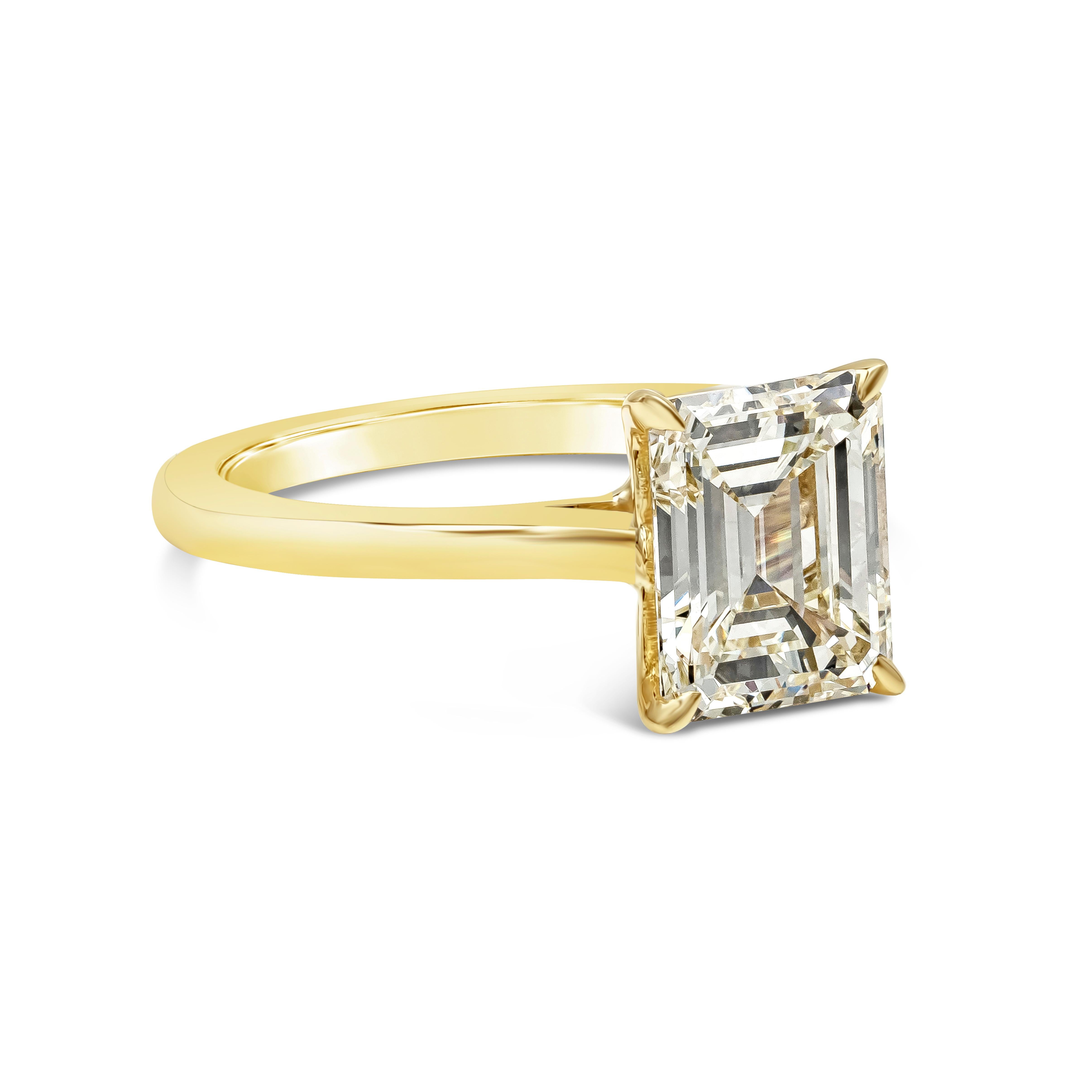 Bague de fiançailles solitaire classique mettant en valeur un diamant taille émeraude de 2,30 carats certifié par le GIA de couleur M et de pureté VVS2. Le diamant est serti sur une monture en or jaune 18k poli. Taille 6 US (taille ajustable sur