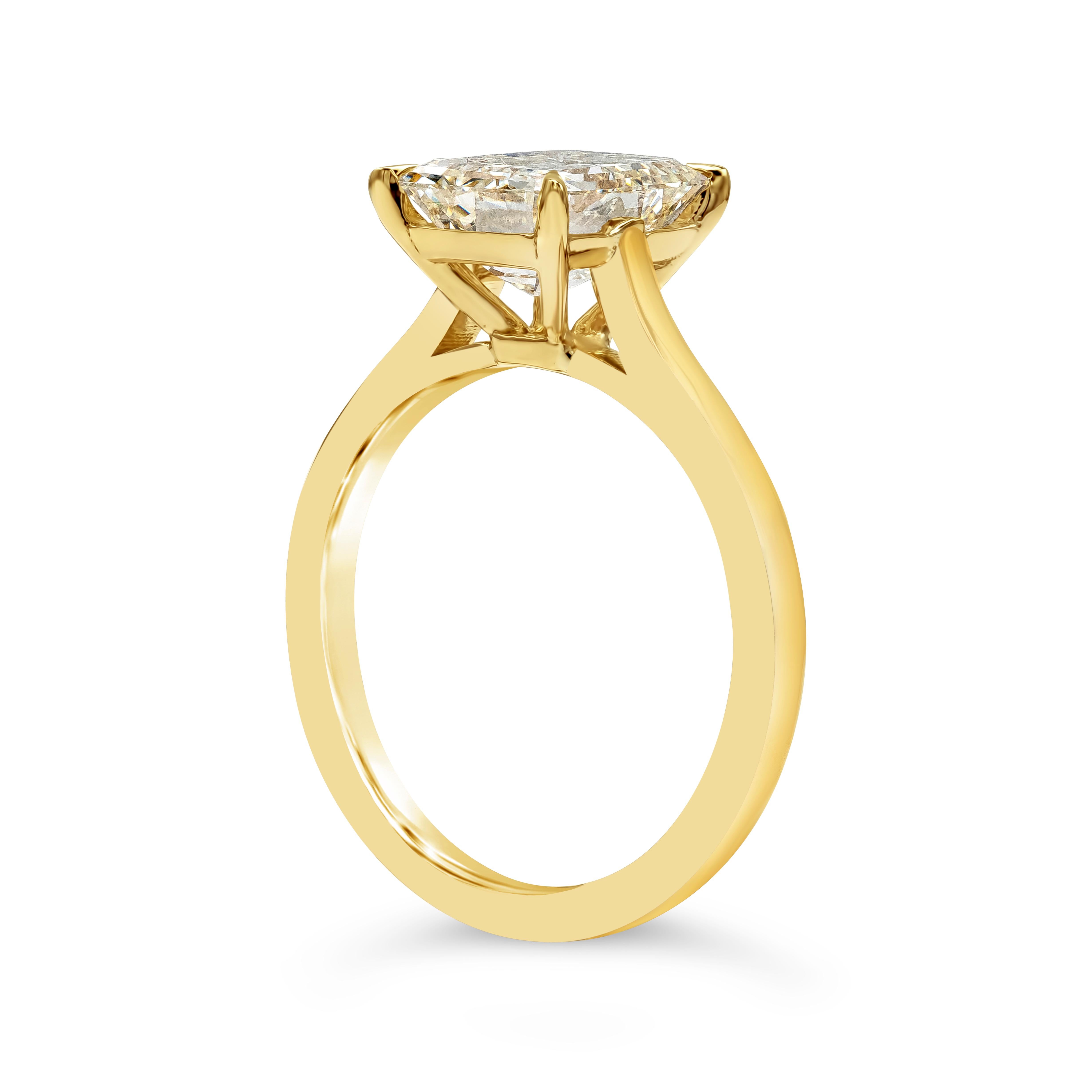 Contemporain GIA Certified 2.30 Carats Total Emerald Cut Diamond Solitaire Engagement Ring en vente