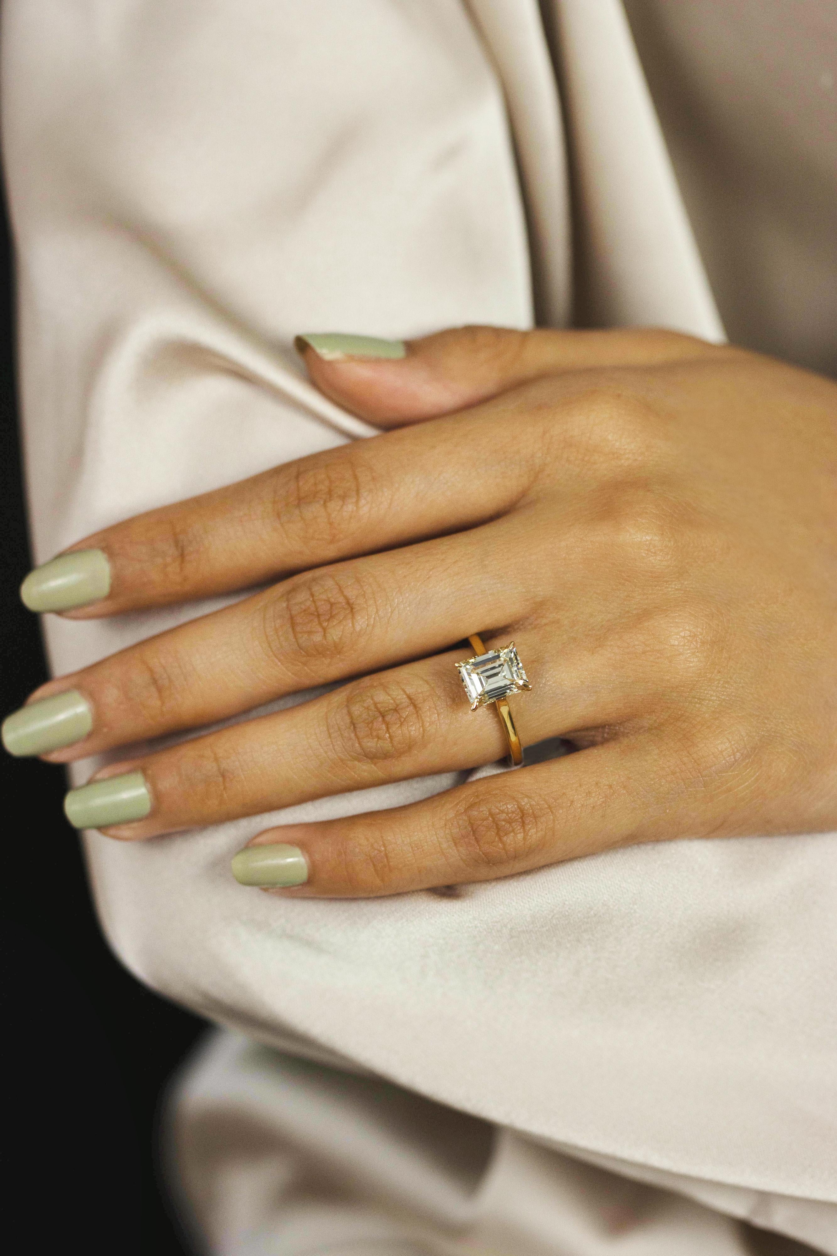 Taille émeraude GIA Certified 2.30 Carats Total Emerald Cut Diamond Solitaire Engagement Ring en vente