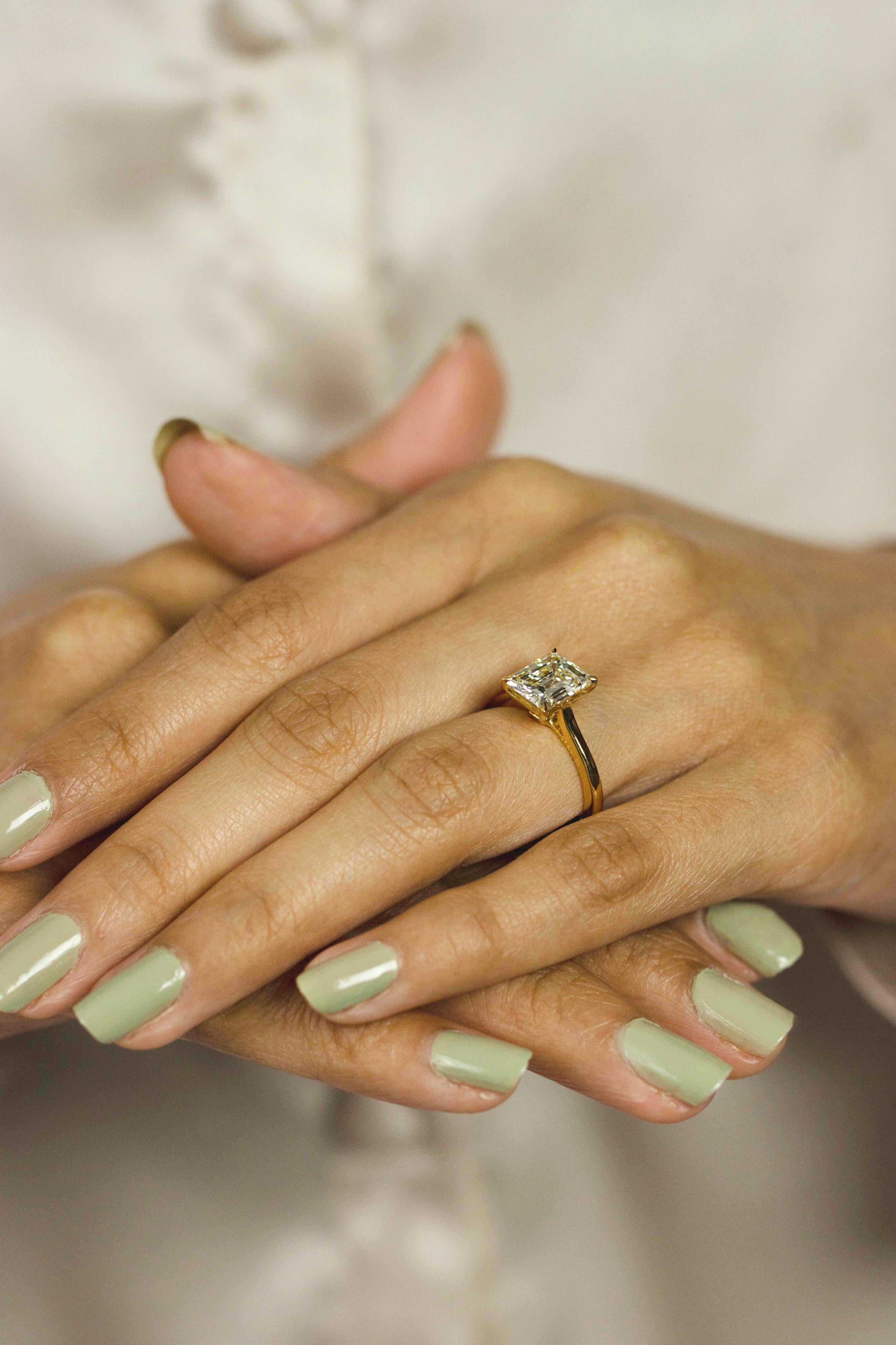 GIA Certified 2.30 Carats Total Emerald Cut Diamond Solitaire Engagement Ring Pour femmes en vente