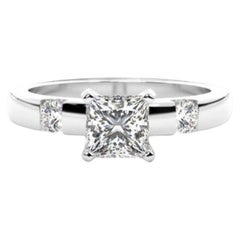 GIA-zertifizierter Dreisteinring aus 18-karätigem Weißgold mit zwei Prinzessschliff-Diamanten à 2,30 Karat, F/VS1