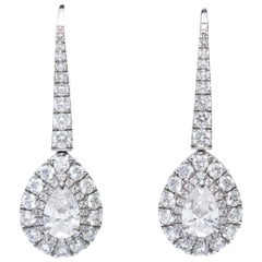Pendientes modernos con halo de diamantes en platino en forma de pera de 2,30 quilates con certificado GIA