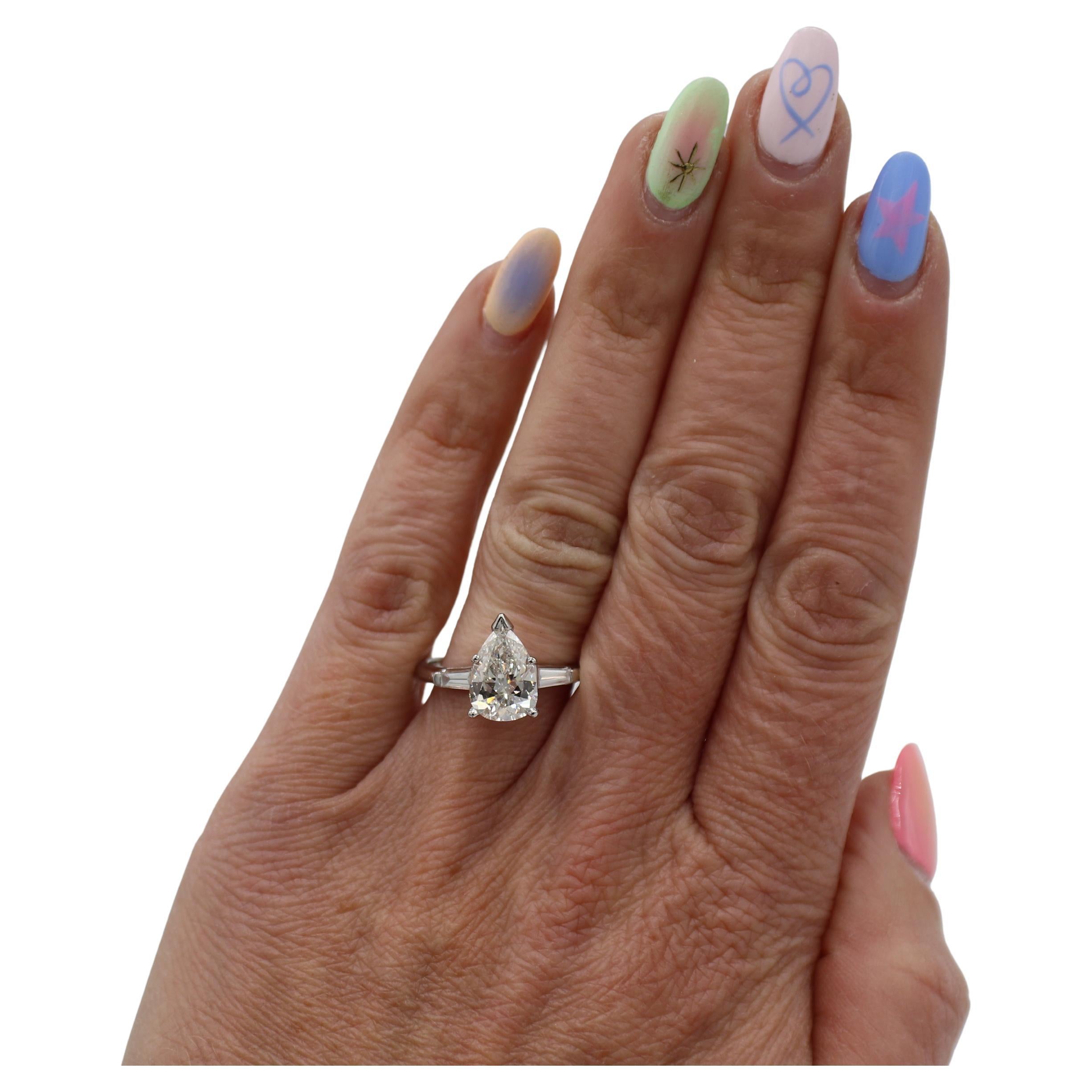 Anillo de compromiso con diamante natural en forma de pera de 2,31 quilates I SI1 certificado por el GIA en Excelente estado para la venta en  Baltimore, MD
