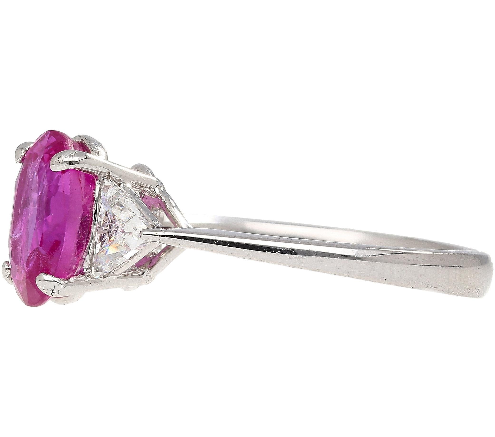 Moderno GIA Certified 2.31 Carat Pink Sapphire Oval & Diamond 3-Stone Ring in vendita