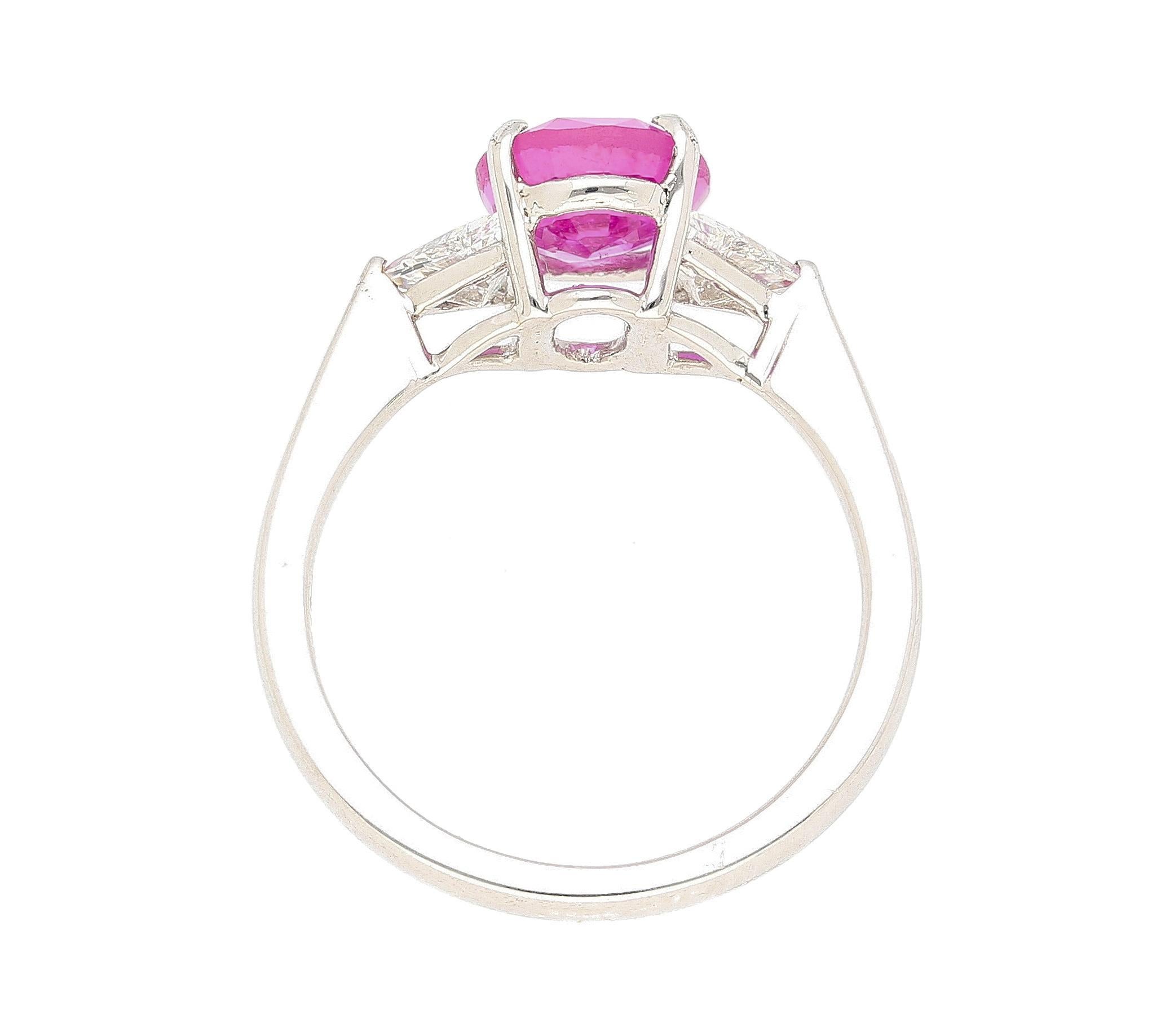 Taglio ovale GIA Certified 2.31 Carat Pink Sapphire Oval & Diamond 3-Stone Ring in vendita