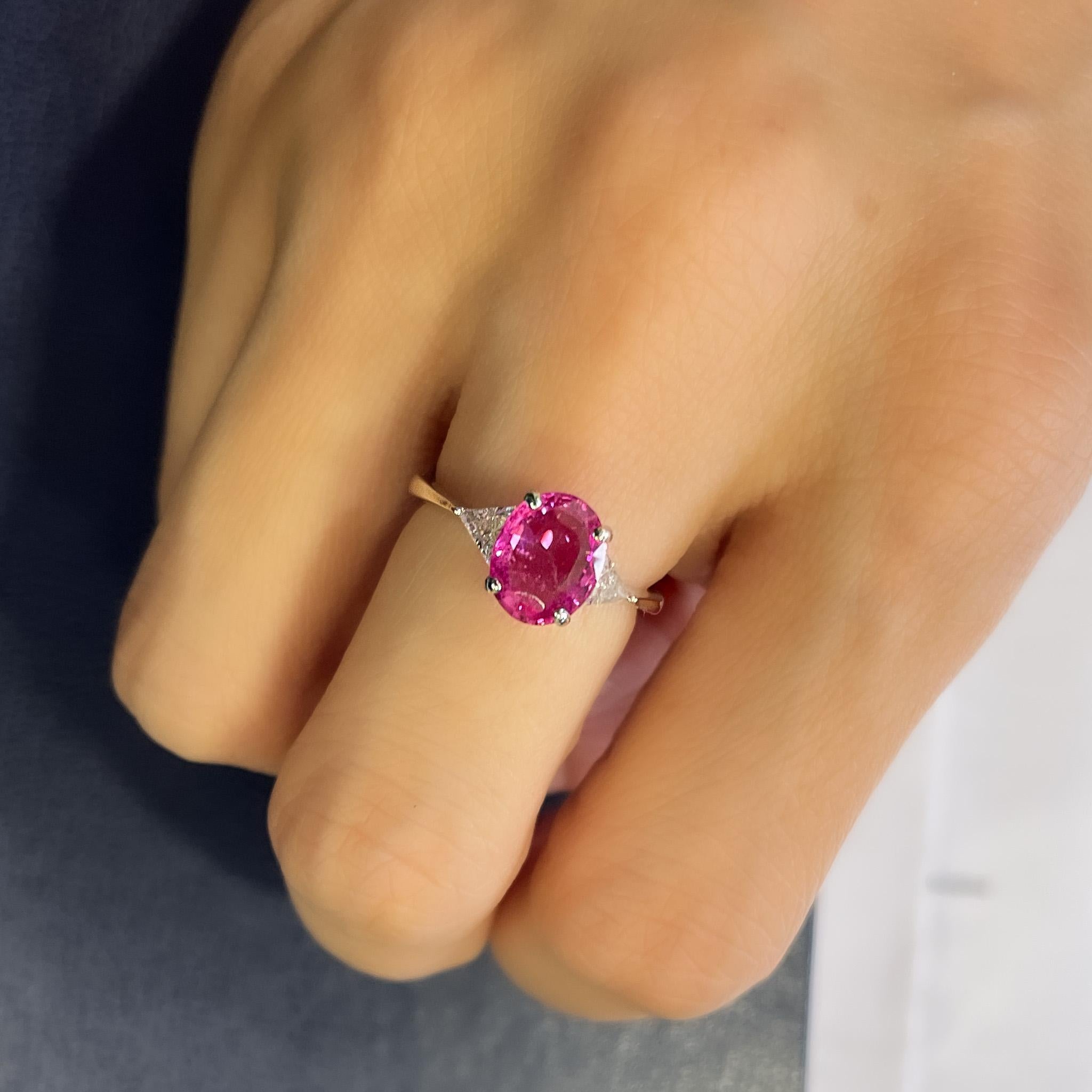 GIA Certified 2.31 Carat Pink Sapphire Oval & Diamond 3-Stone Ring In condizioni buone in vendita a Miami, FL