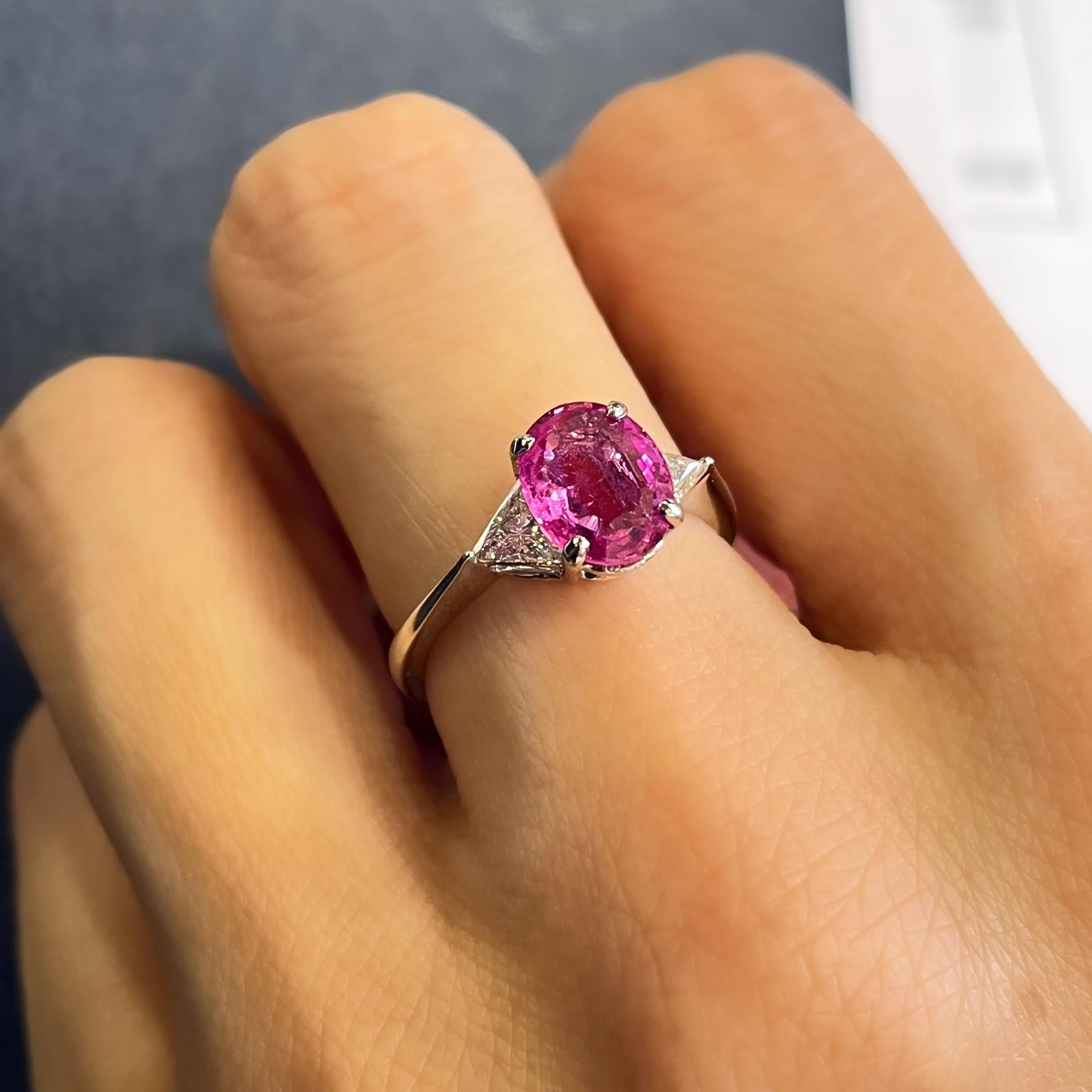 Donna GIA Certified 2.31 Carat Pink Sapphire Oval & Diamond 3-Stone Ring in vendita
