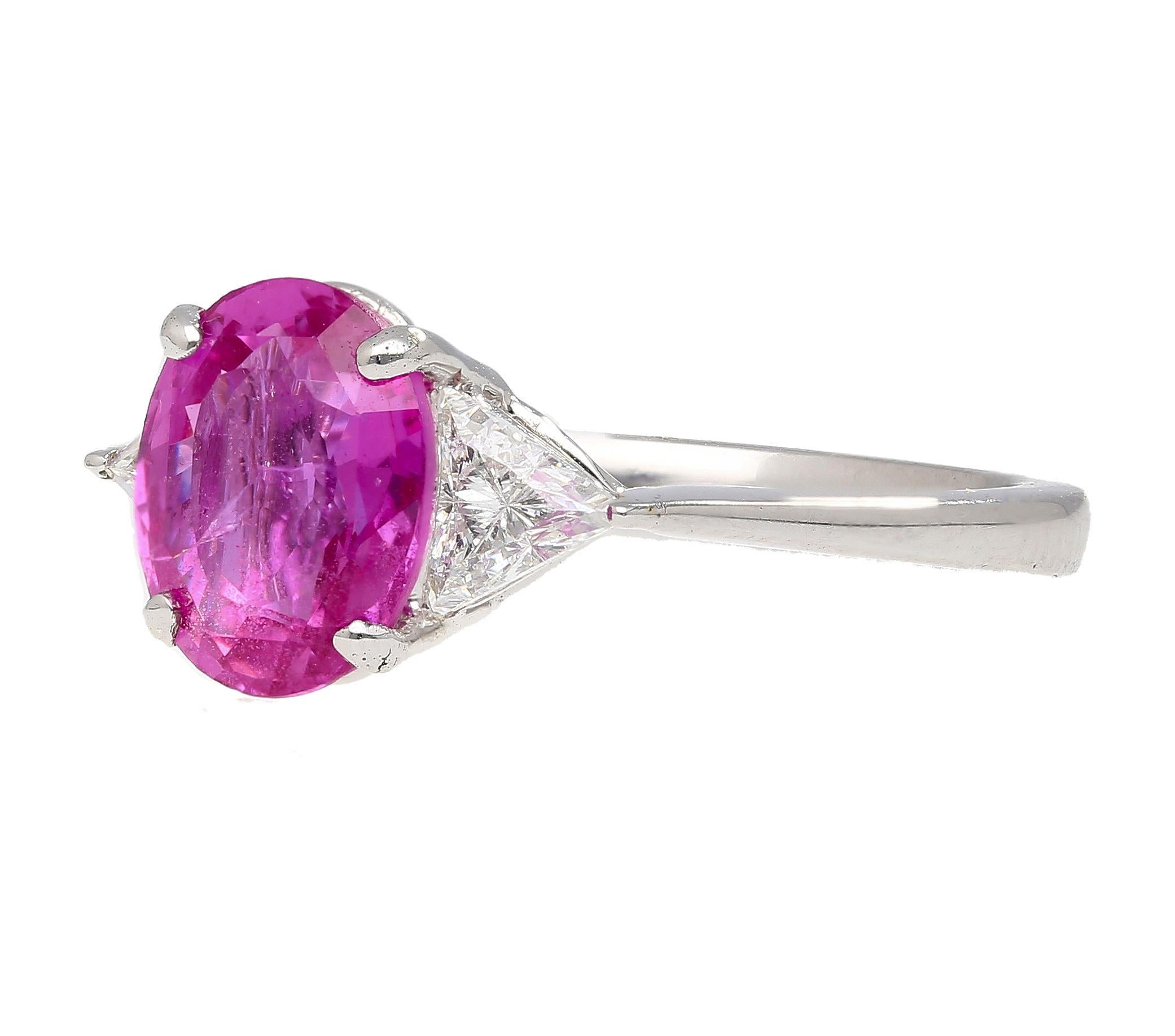 GIA Certified 2.31 Carat Pink Sapphire Oval & Diamond 3-Stone Ring in vendita 1