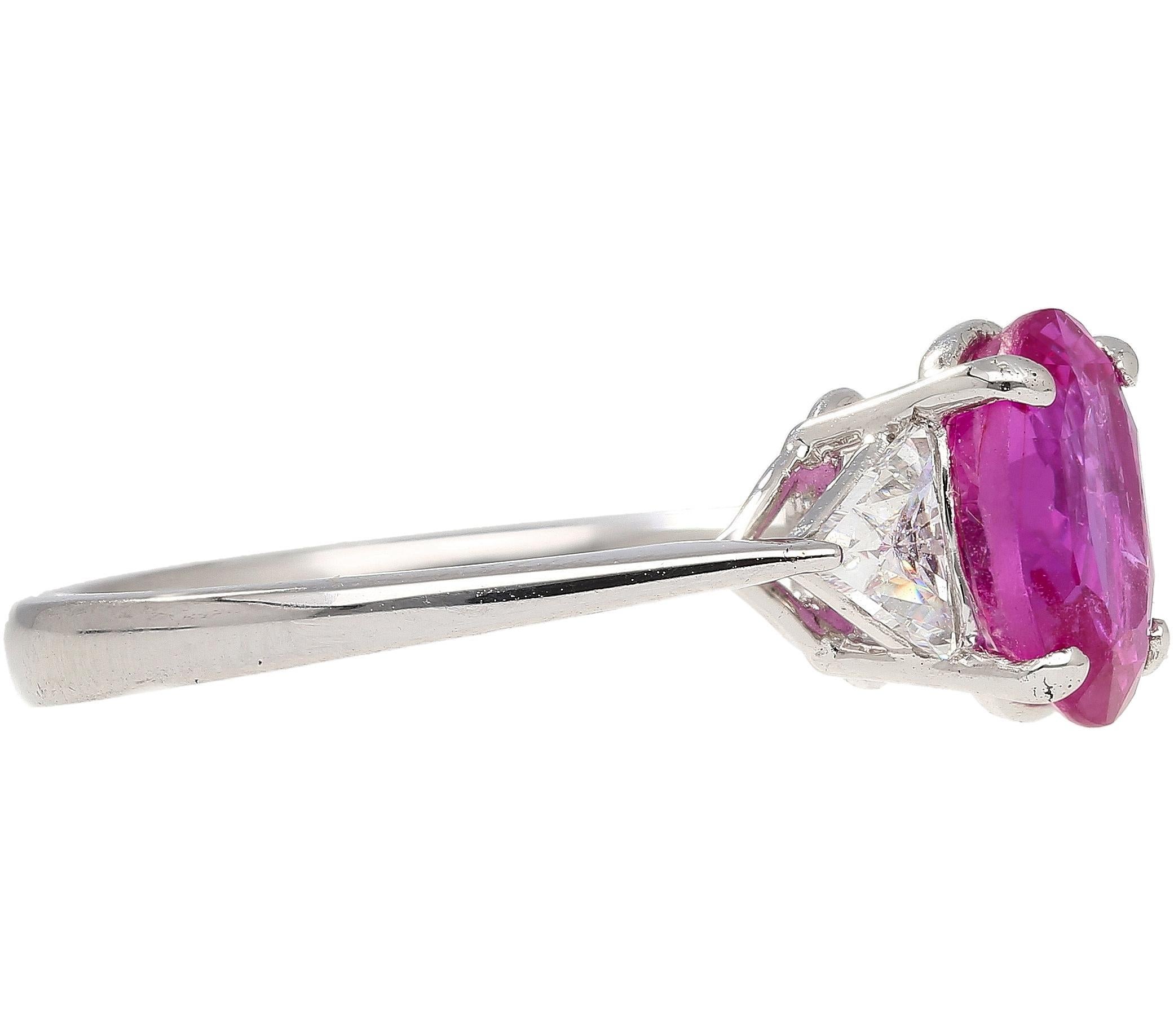 GIA Certified 2.31 Carat Pink Sapphire Oval & Diamond 3-Stone Ring in vendita 2