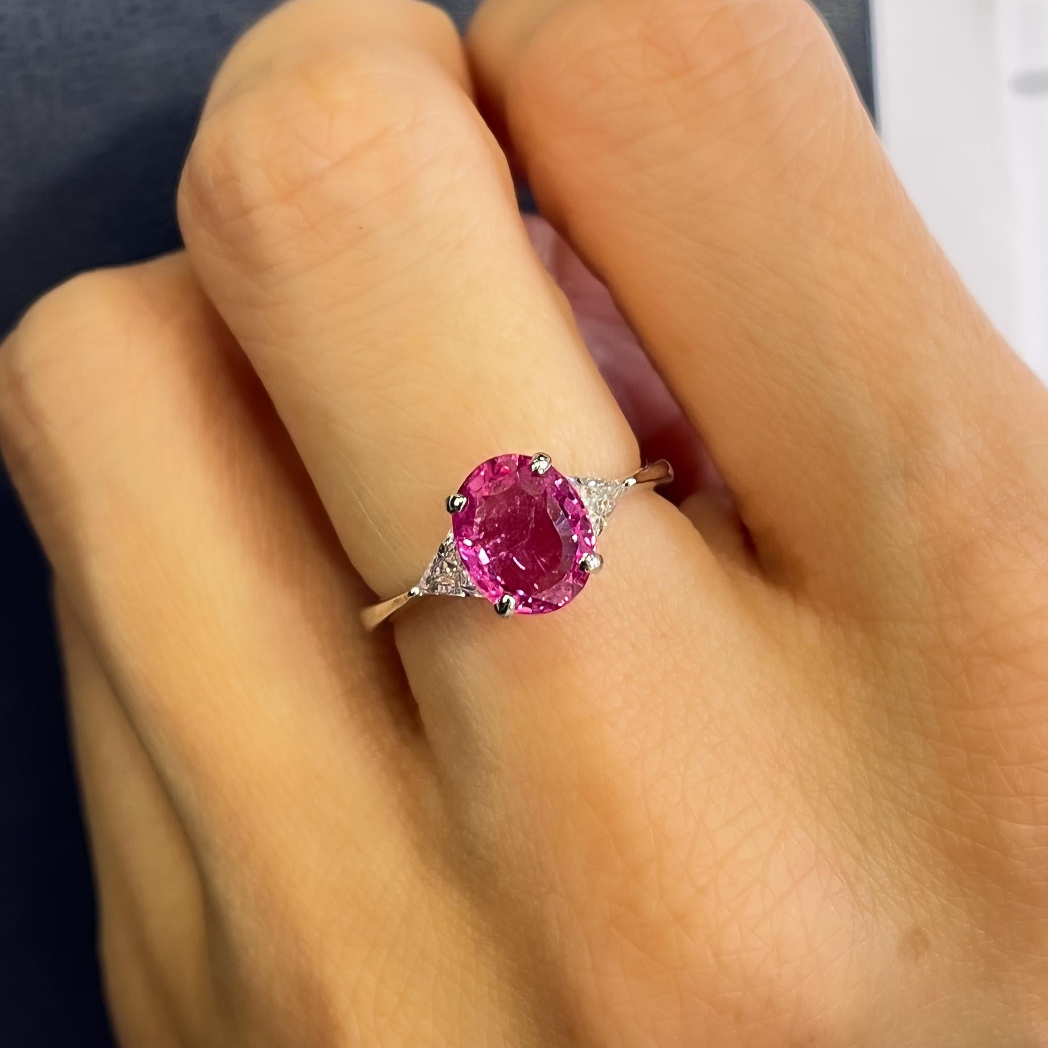 GIA Certified 2.31 Carat Pink Sapphire Oval & Diamond 3-Stone Ring in vendita 3