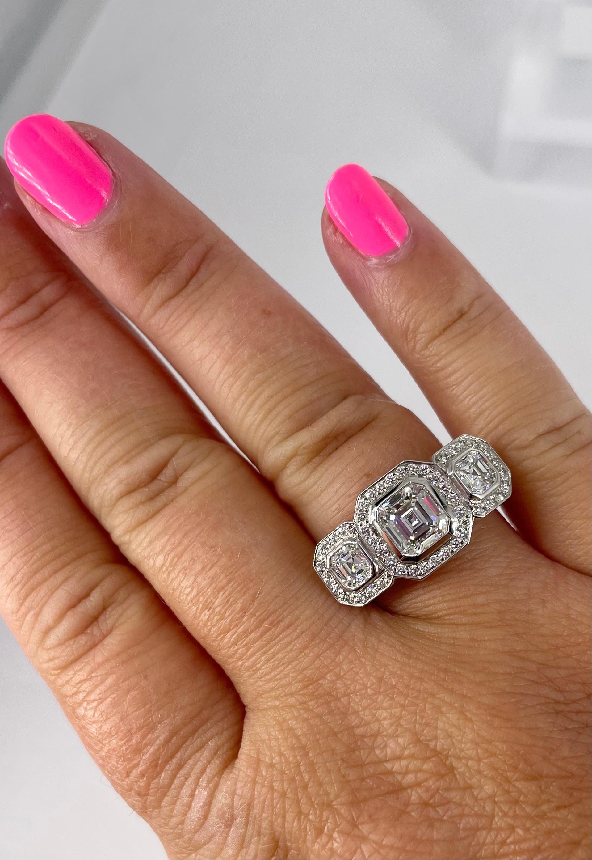 Taglio Asscher J. Birnbach Anello a tre pietre con diamante taglio Asscher da 1,10 carati e aureola in vendita