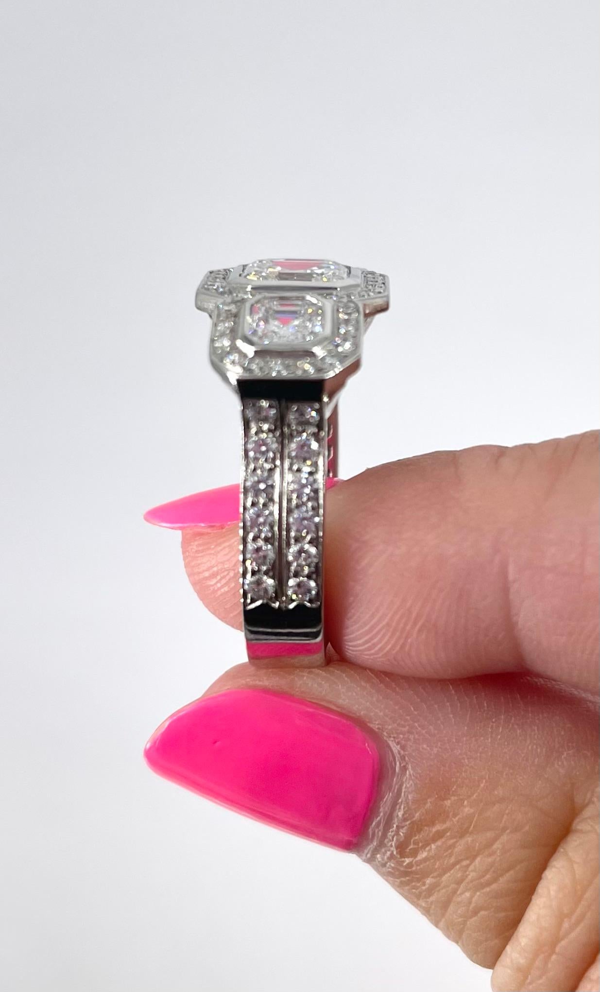 J. Birnbach Anello a tre pietre con diamante taglio Asscher da 1,10 carati e aureola In condizioni Nuovo in vendita a New York, NY