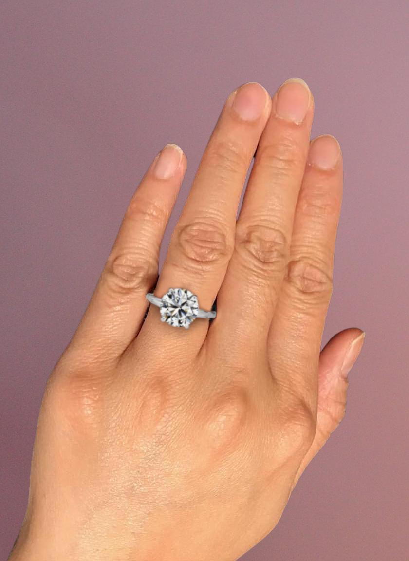 Interpretazione senza tempo di eleganza e precisione, questa squisita creazione Antinori presenta un diamante brillante rotondo da 2,33 carati certificato GIA, di colore F e purezza VS1, con taglio, lucidatura e simmetria tripli eccellenti. La