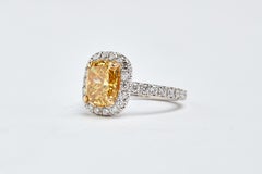 GIA-zertifizierter 2,34 Karat Fancy Vivid Yellow Cushion Cut Diamantring