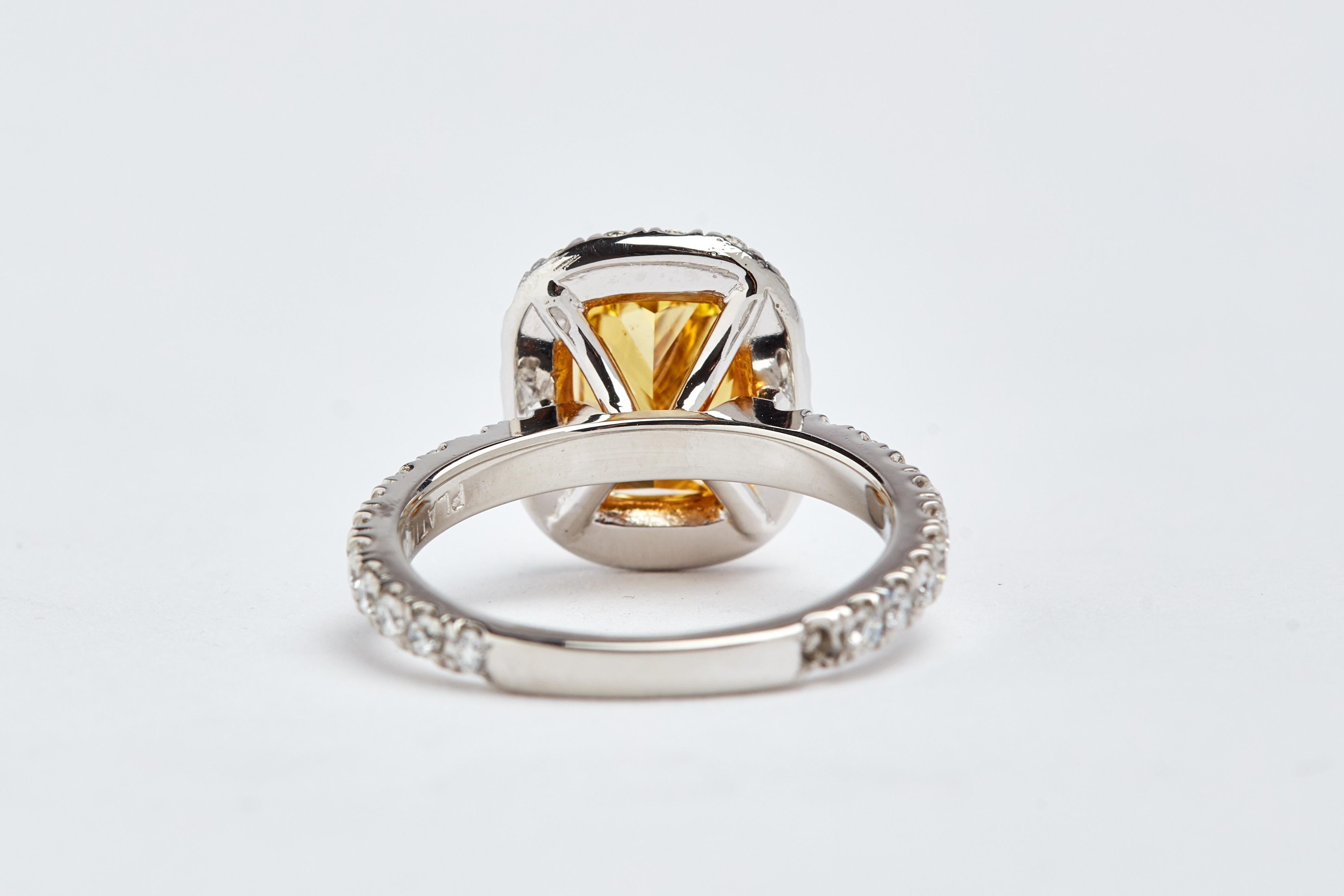 De las mujeres Anillo de diamantes talla cojín amarillo vivo fantasía de 2,34 quilates certificado por el GIA en venta