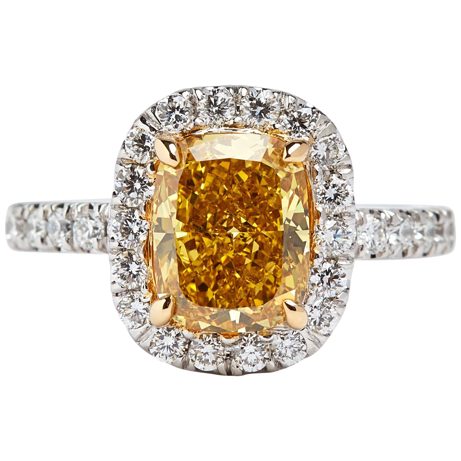 Bague en diamant jaune vif fantaisie taille coussin de 2,34 carats certifié par le GIA