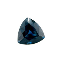 Gema de espinela natural de color azul intenso, de 2,35 ct, sin tratar y con talla «trillion», certificada por el GIA