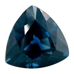 Gema de espinela natural de color azul intenso, de 2,35 ct, sin tratar y con talla «trillion», certificada por el GIA