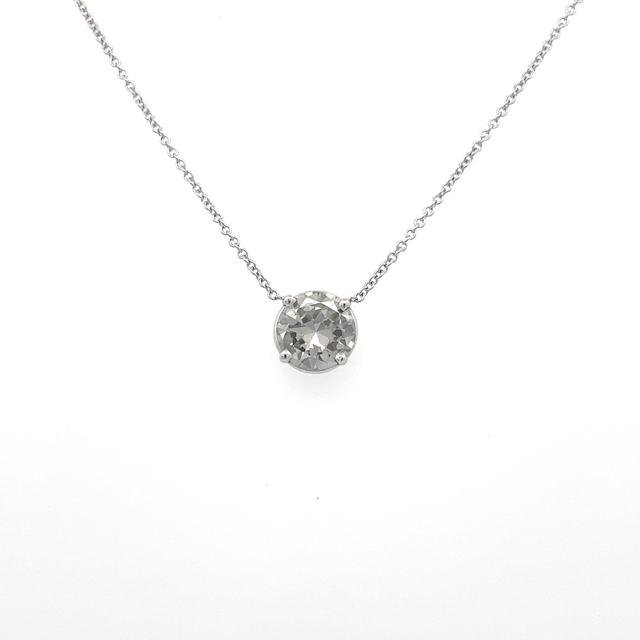 Collier aus natürlichen grauen Diamanten, begleitet von einem GIA-Bericht. Dieser seltene Diamant ist in einem 4-Zacken-Korb gefasst und in der Mitte einer 1,3 mm dicken Kabelkette angebracht, die von 16
