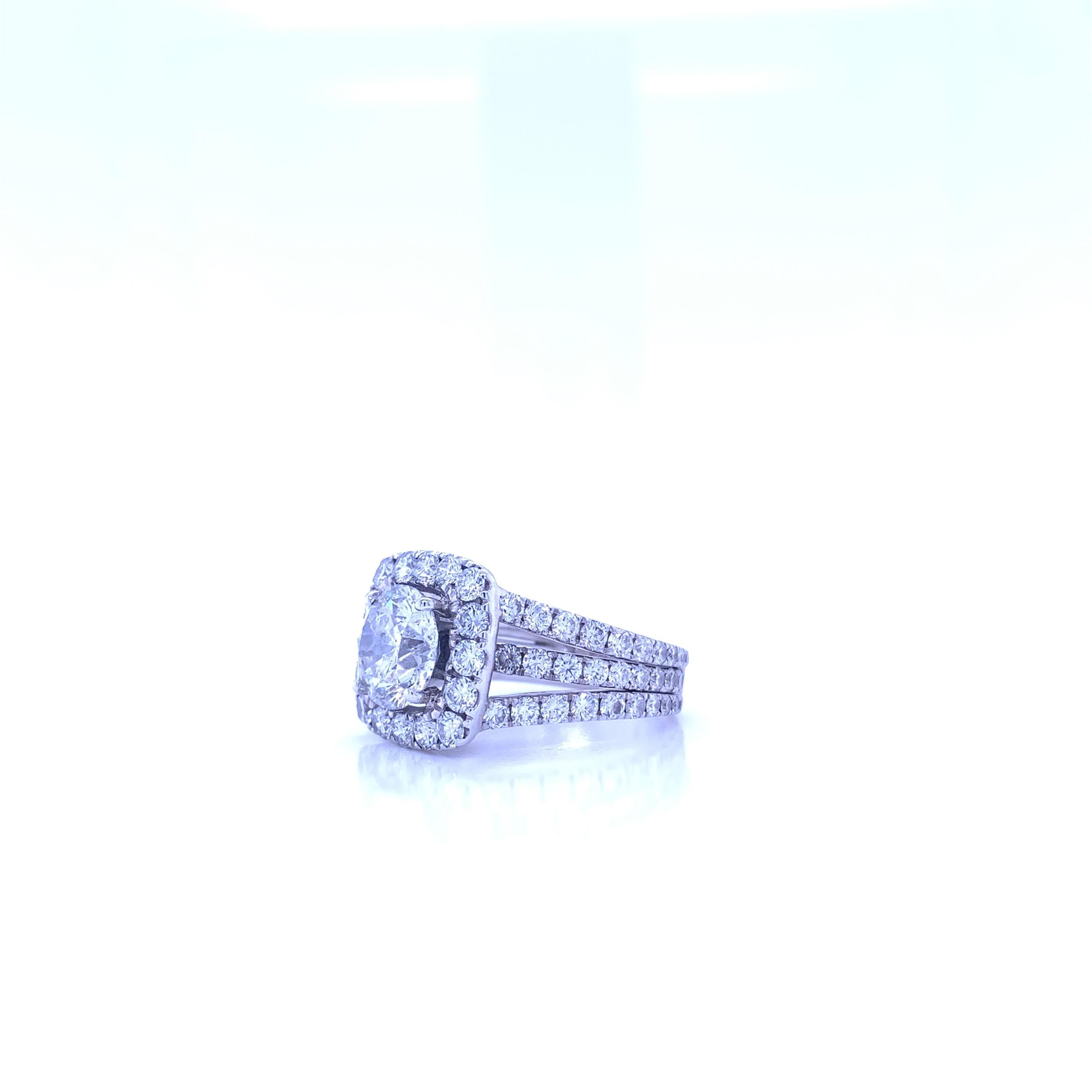 Moderniste Diamant de fiançailles Halo certifié GIA de 2,37 carats, taille ronde et brillante en vente