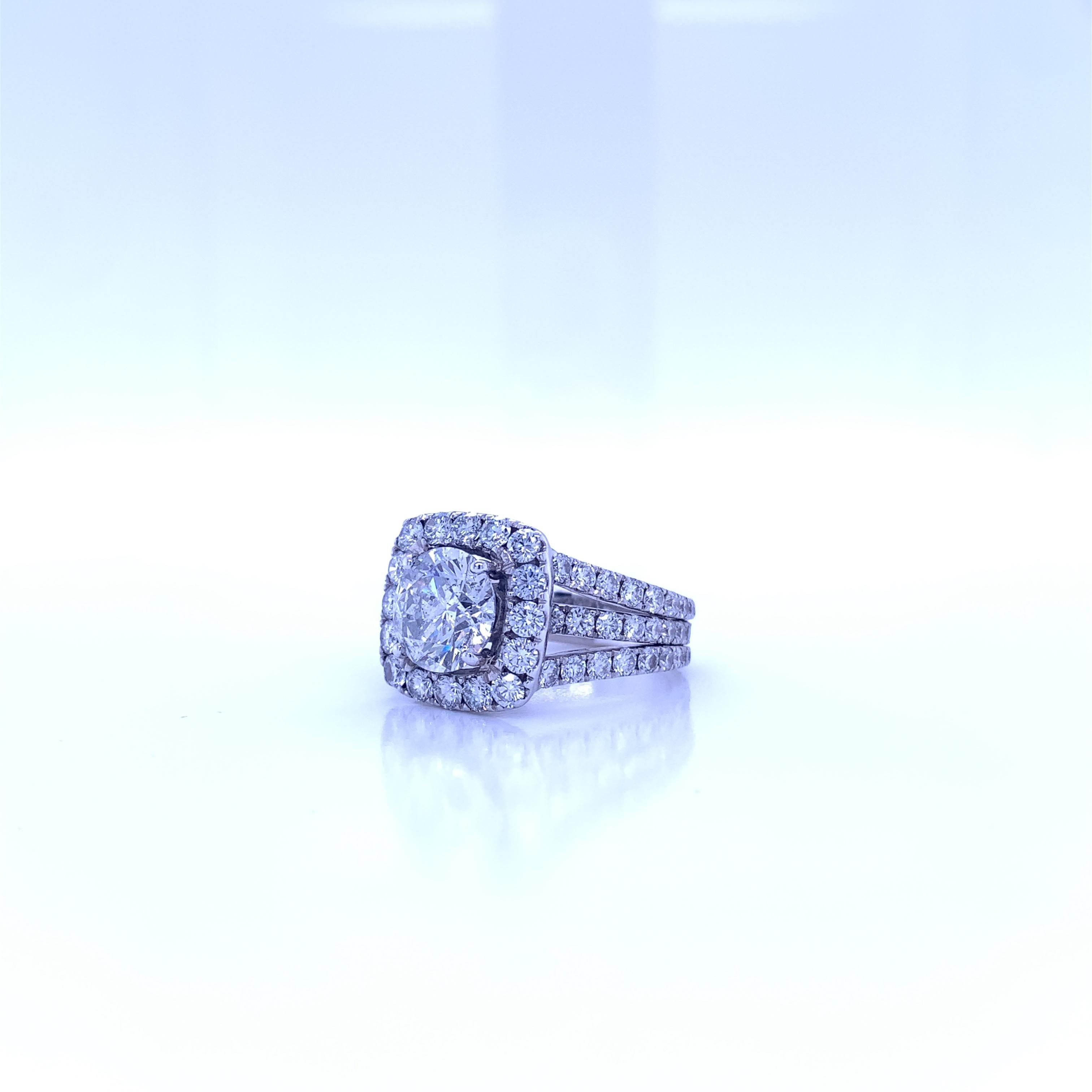 Taille ronde Diamant de fiançailles Halo certifié GIA de 2,37 carats, taille ronde et brillante en vente
