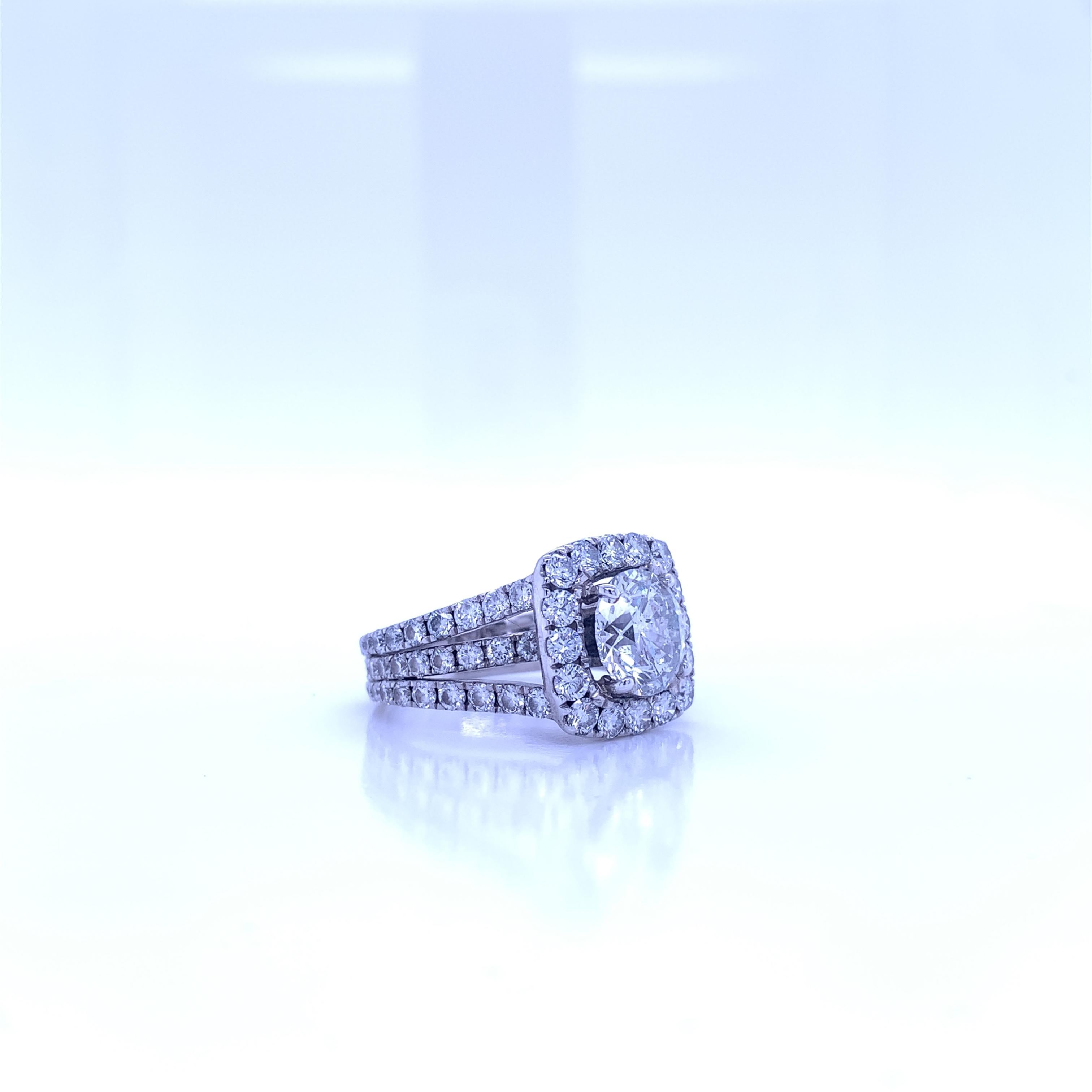 Diamant de fiançailles Halo certifié GIA de 2,37 carats, taille ronde et brillante Excellent état - En vente à Aventura, FL