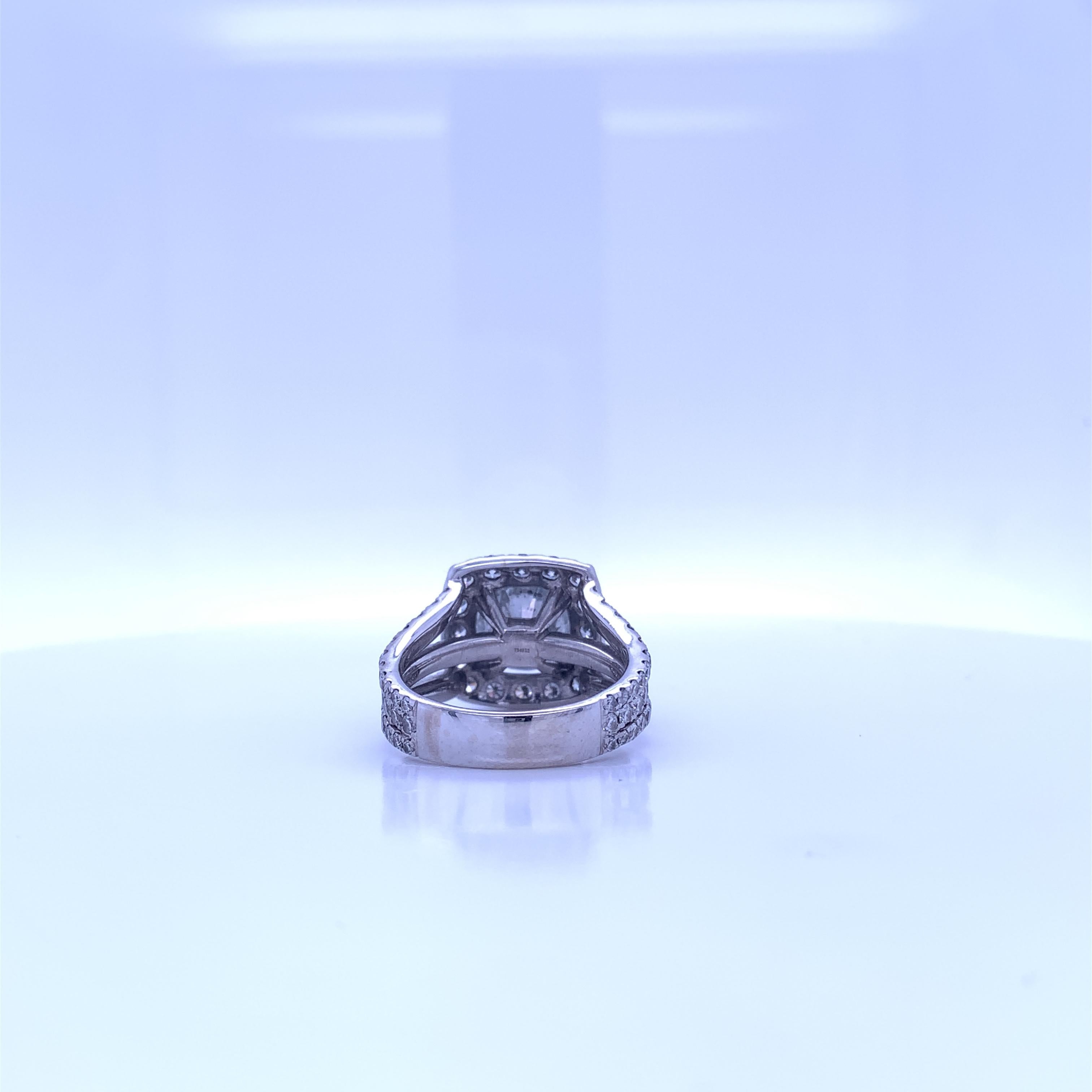 Diamant de fiançailles Halo certifié GIA de 2,37 carats, taille ronde et brillante Unisexe en vente