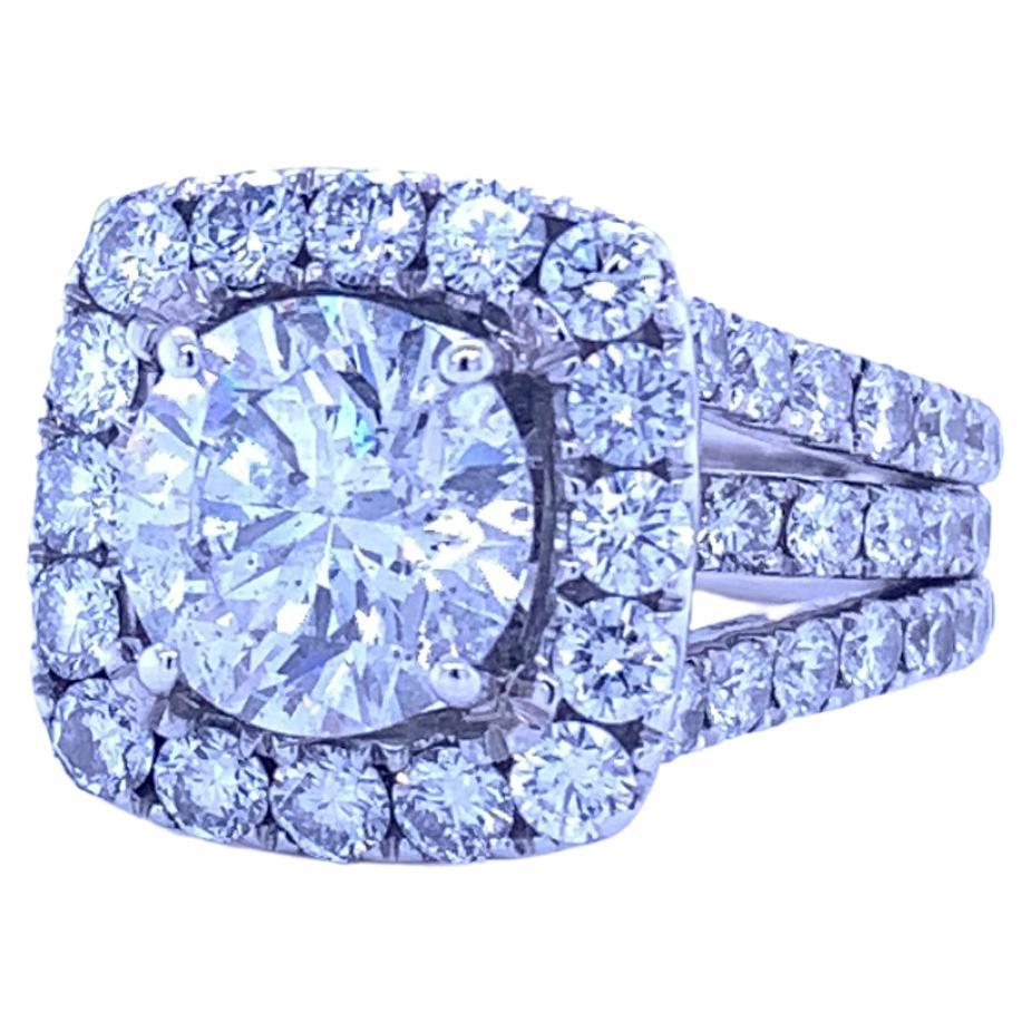 Verlobungsring mit GIA-zertifiziertem 2,37 Karat rundem Diamanten im Brillantschliff mit Halo