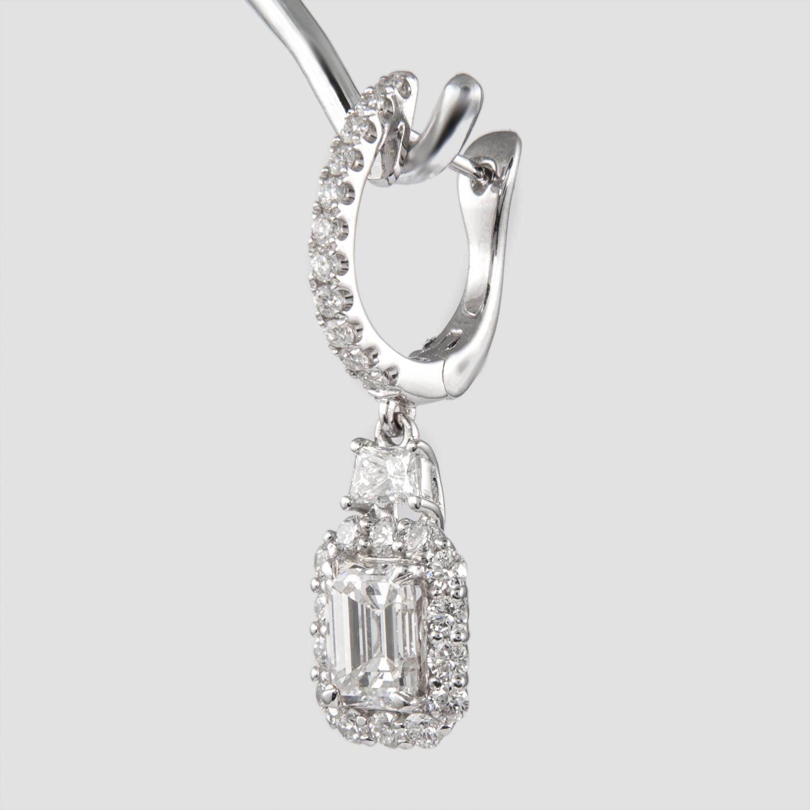 GIA-zertifizierte 2,77 Karat Smaragdschliff-Diamant-Tropfen-Ohrringe mit Halo 18k Weißgold Damen im Angebot