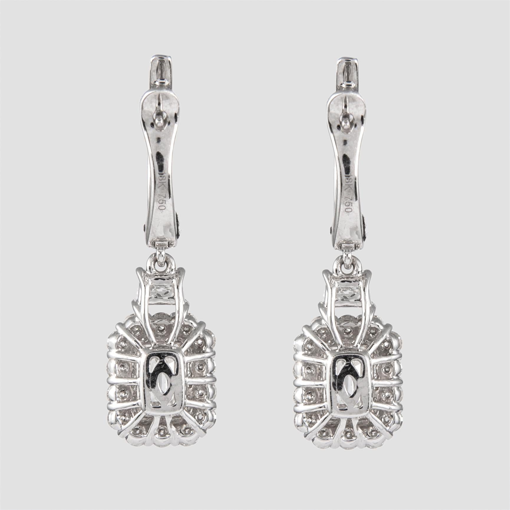 GIA-zertifizierte 2,77 Karat Smaragdschliff-Diamant-Tropfen-Ohrringe mit Halo 18k Weißgold im Angebot 1