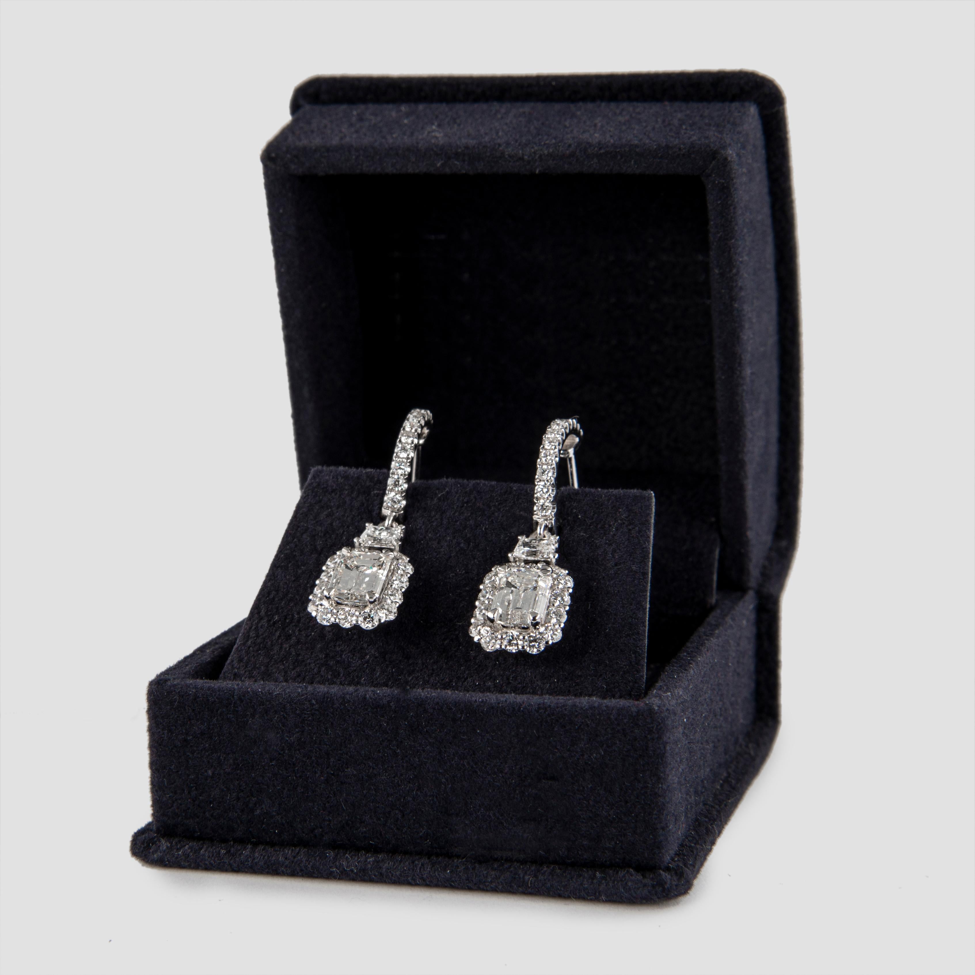 GIA-zertifizierte 2,77 Karat Smaragdschliff-Diamant-Tropfen-Ohrringe mit Halo 18k Weißgold im Angebot 2