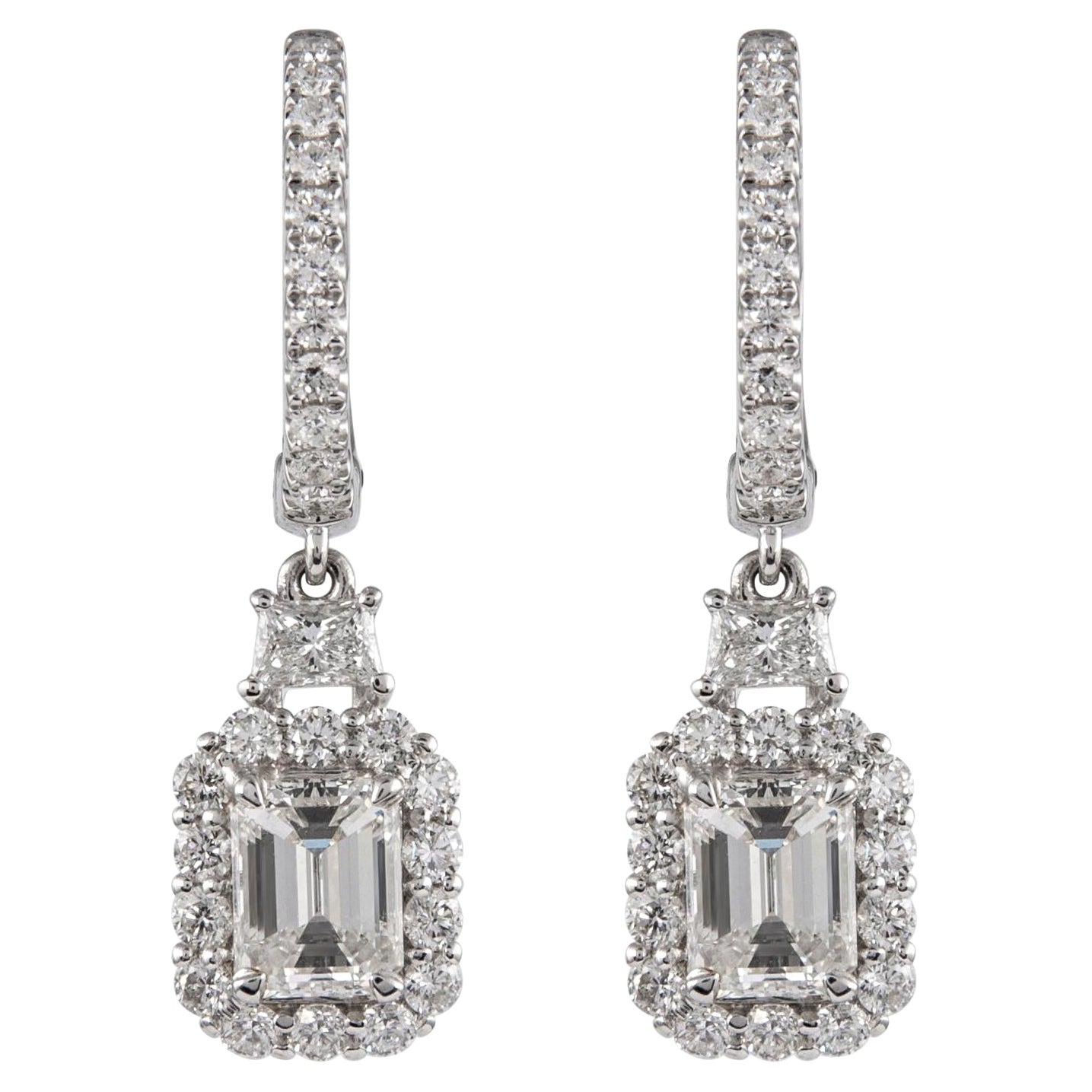 Boucles d'oreilles en goutte en or blanc 18 carats avec halo de diamants taille émeraude de 2,77 carats certifiés GIA