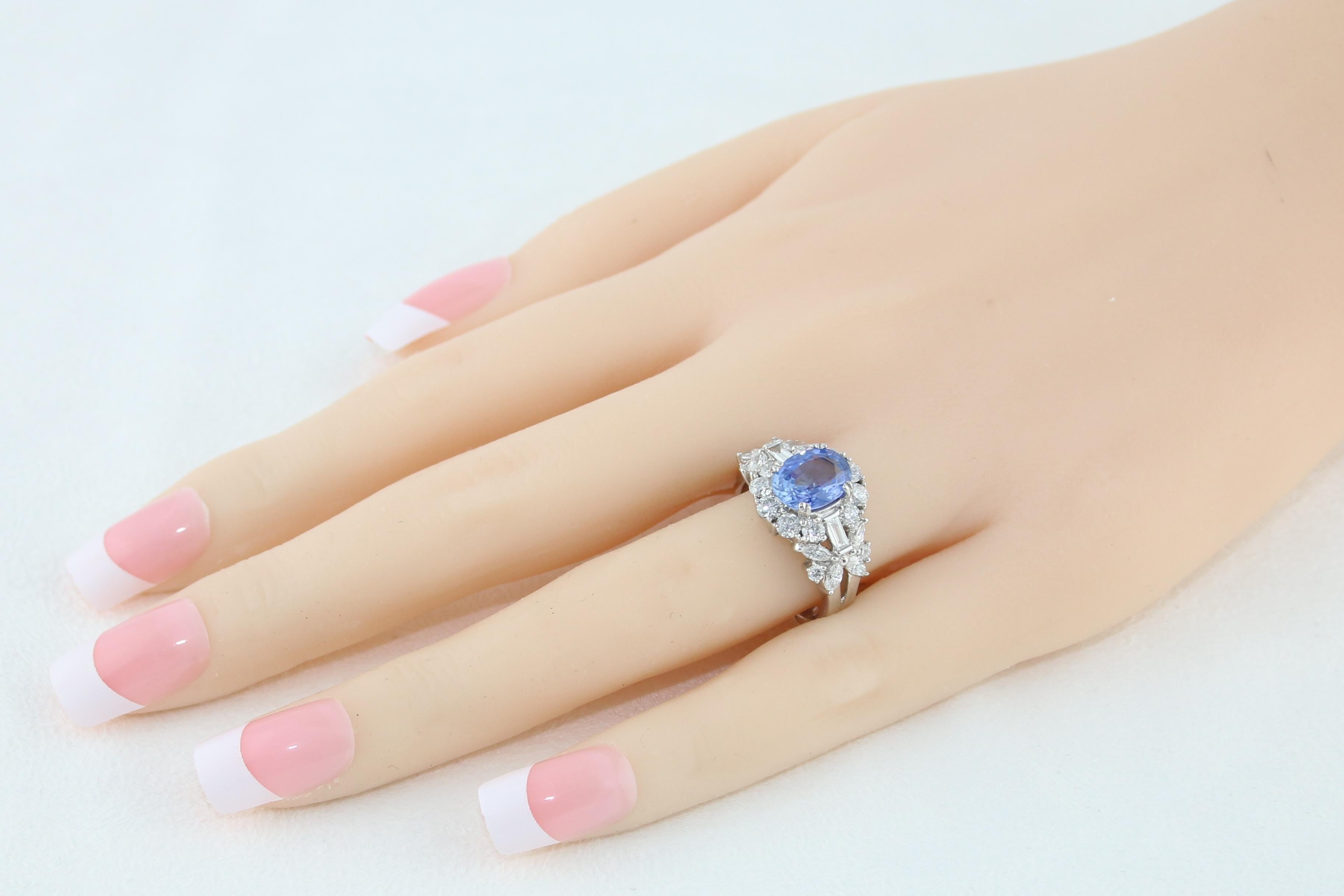 Contemporain Bague en or ornée d'un saphir bleu ovale et d'un diamant de 2,38 carats, certifiée par le GIA en vente