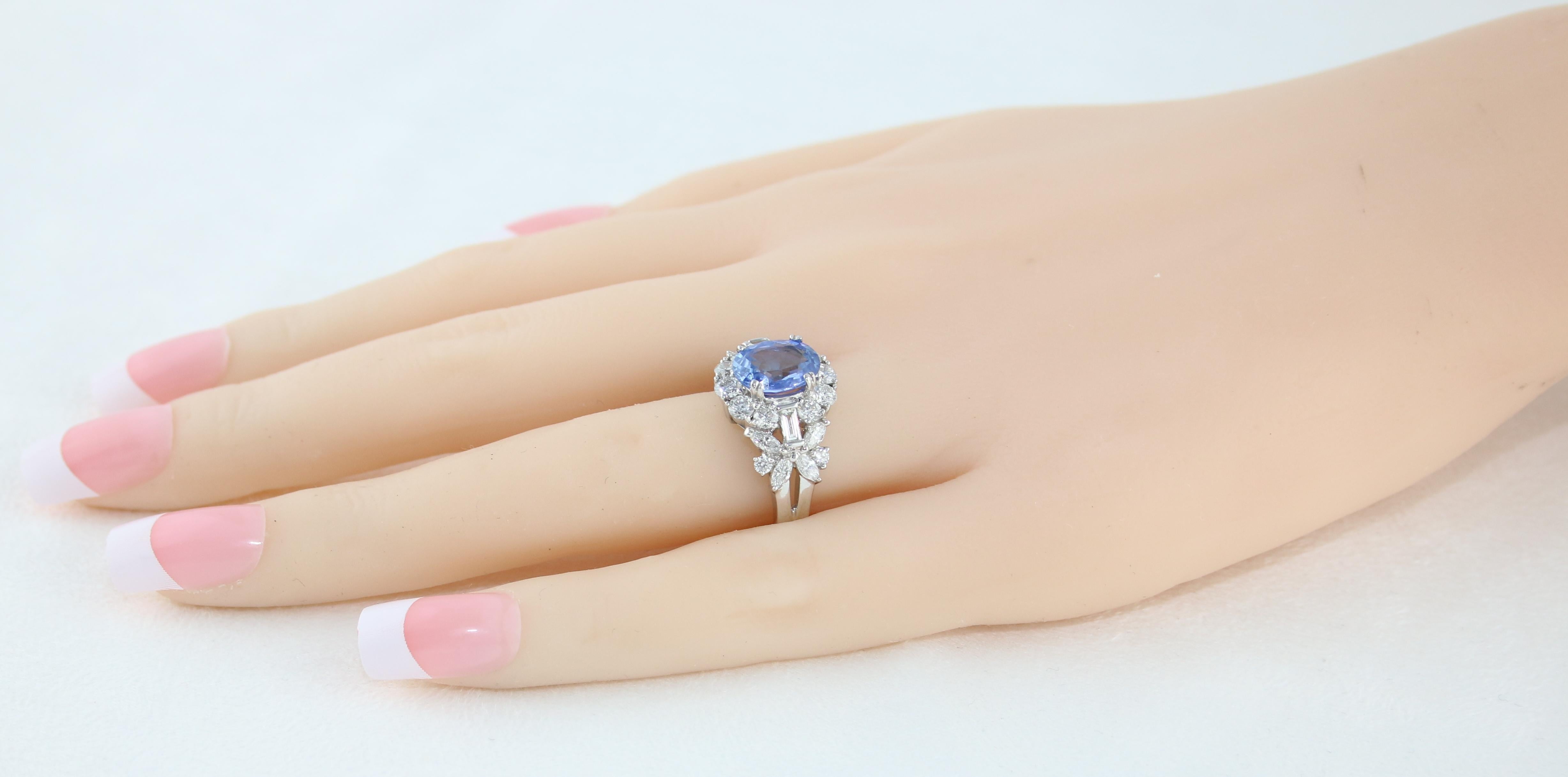 Taille ovale Bague en or ornée d'un saphir bleu ovale et d'un diamant de 2,38 carats, certifiée par le GIA en vente