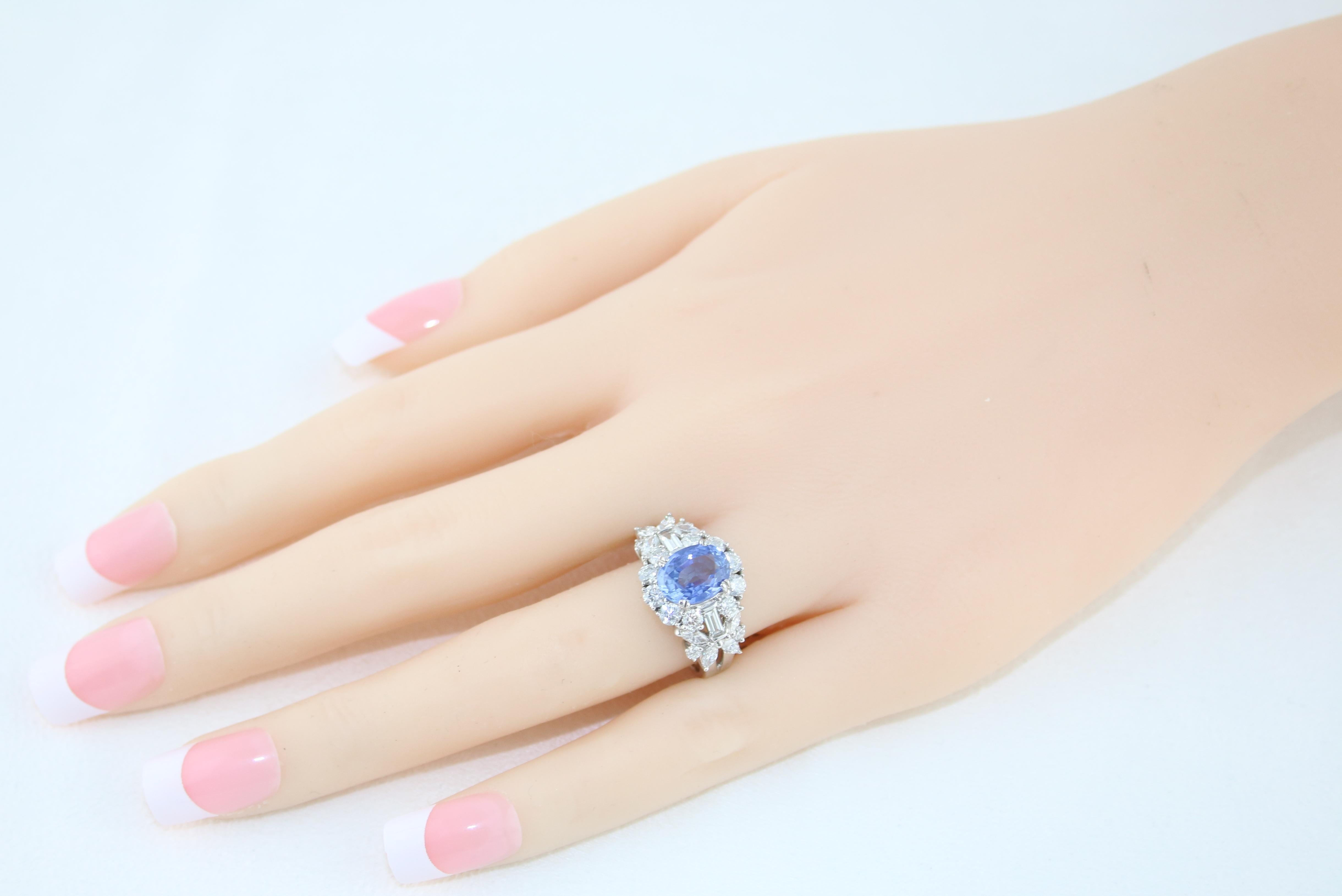Bague en or ornée d'un saphir bleu ovale et d'un diamant de 2,38 carats, certifiée par le GIA Pour femmes en vente