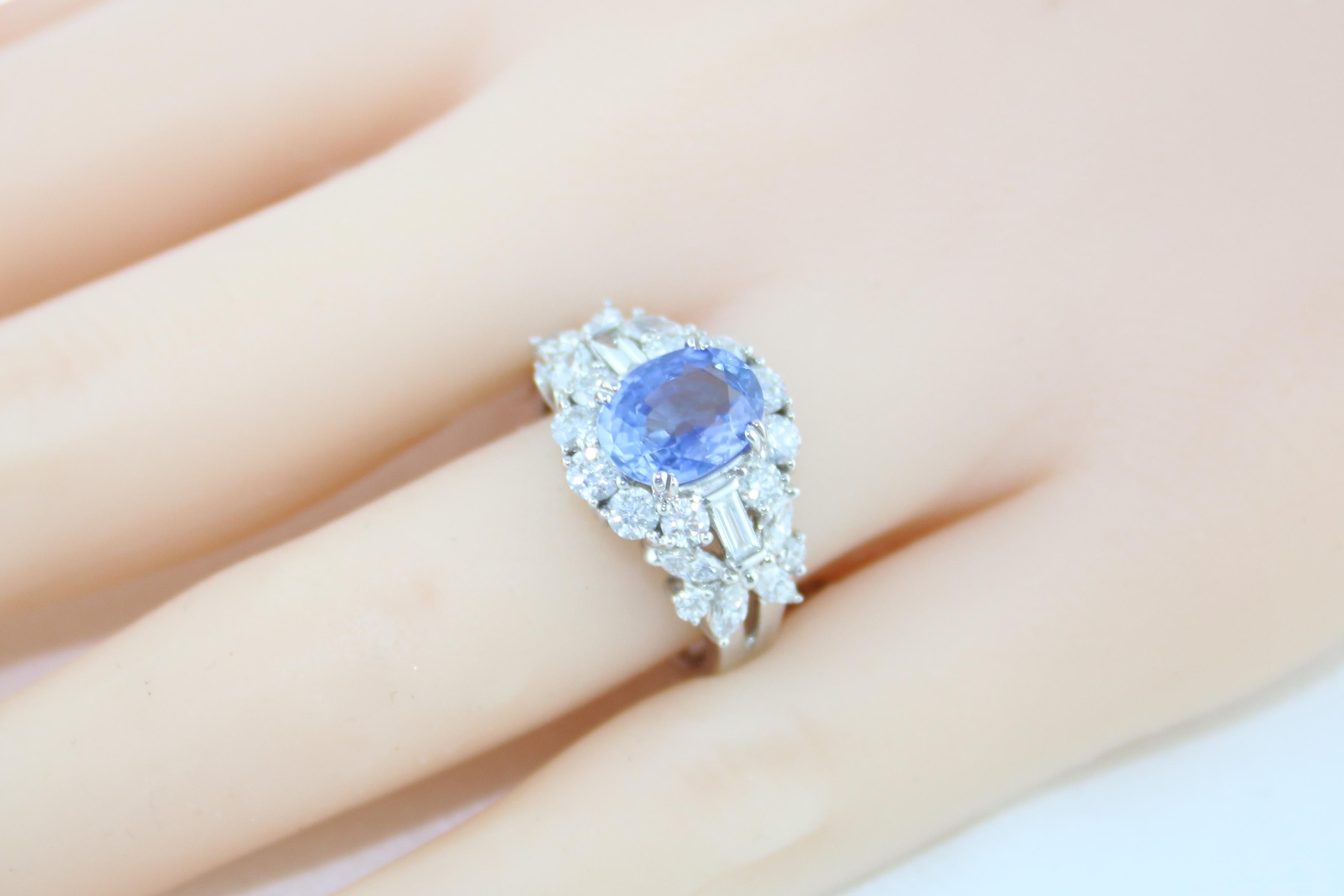 Bague en or ornée d'un saphir bleu ovale et d'un diamant de 2,38 carats, certifiée par le GIA en vente 2