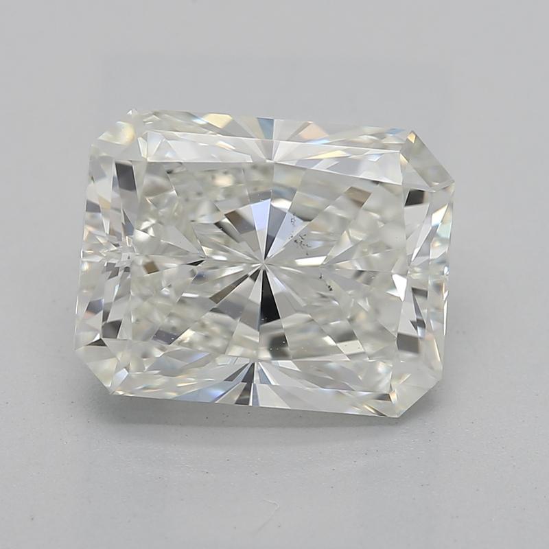 Questo straordinario anello con diamante è caratterizzato da una splendida pietra centrale radiosa del peso di 2,38 , con un valore mozzafiato di J e purezza VS2. Incastonato in un lussuoso oro bianco, l'anello è progettato per affascinare e