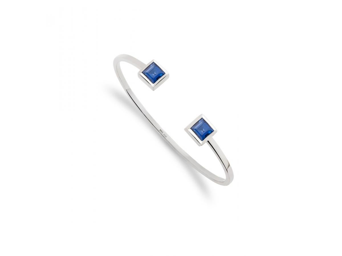 Bracelet classique et moderne en or blanc 18 carats avec deux magnifiques saphirs de 2,4 ct, créé par Colleen B. Rosenblat.