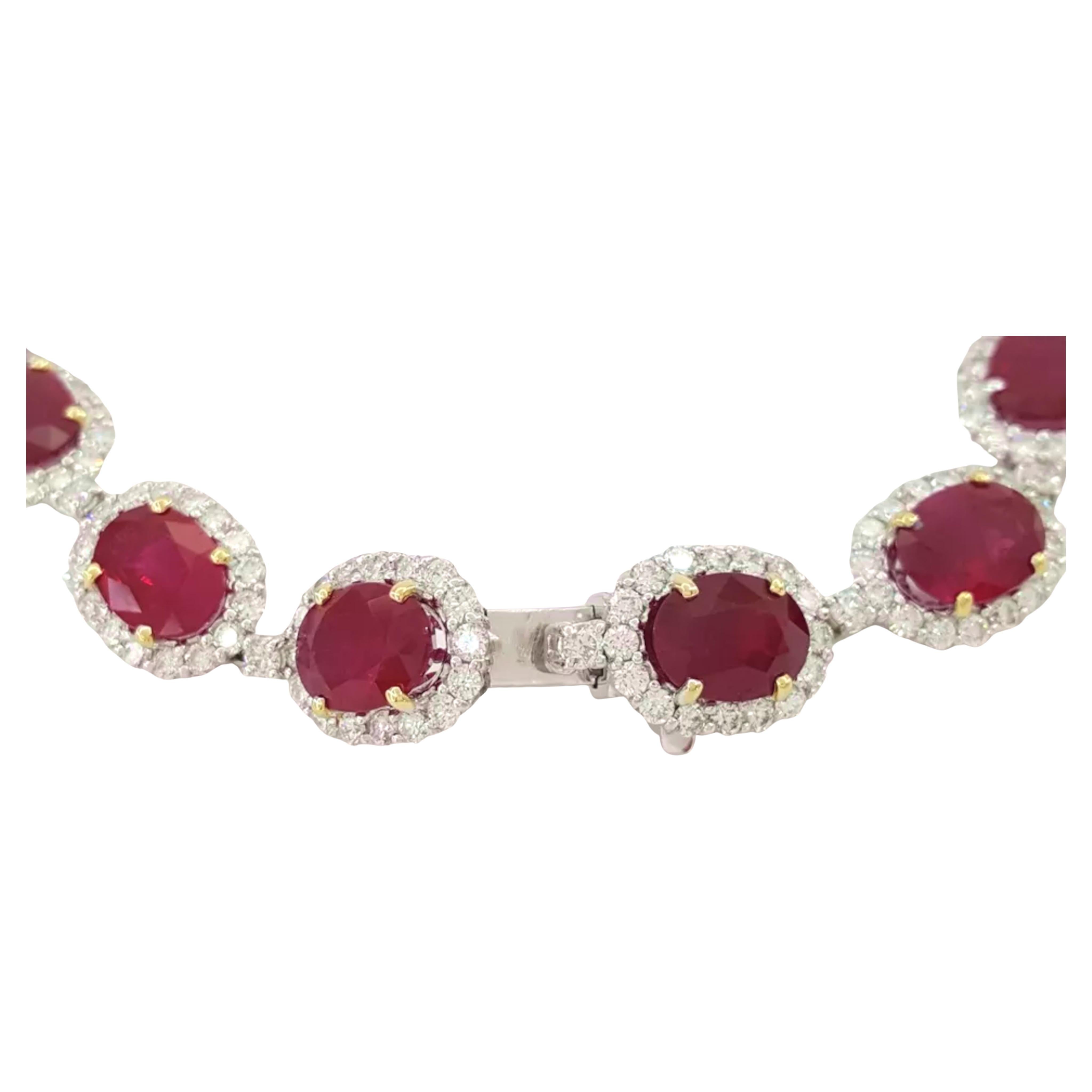 Das atemberaubende Armband ist ein wahres Meisterwerk, das 13 natürliche ovale rote Burma-Rubine mit einem Gesamtgewicht von ca. 20 Karat enthält. Diese Rubine in Edelsteinqualität sind für ihre leuchtend rote Farbe und ihre Herkunft aus Burma