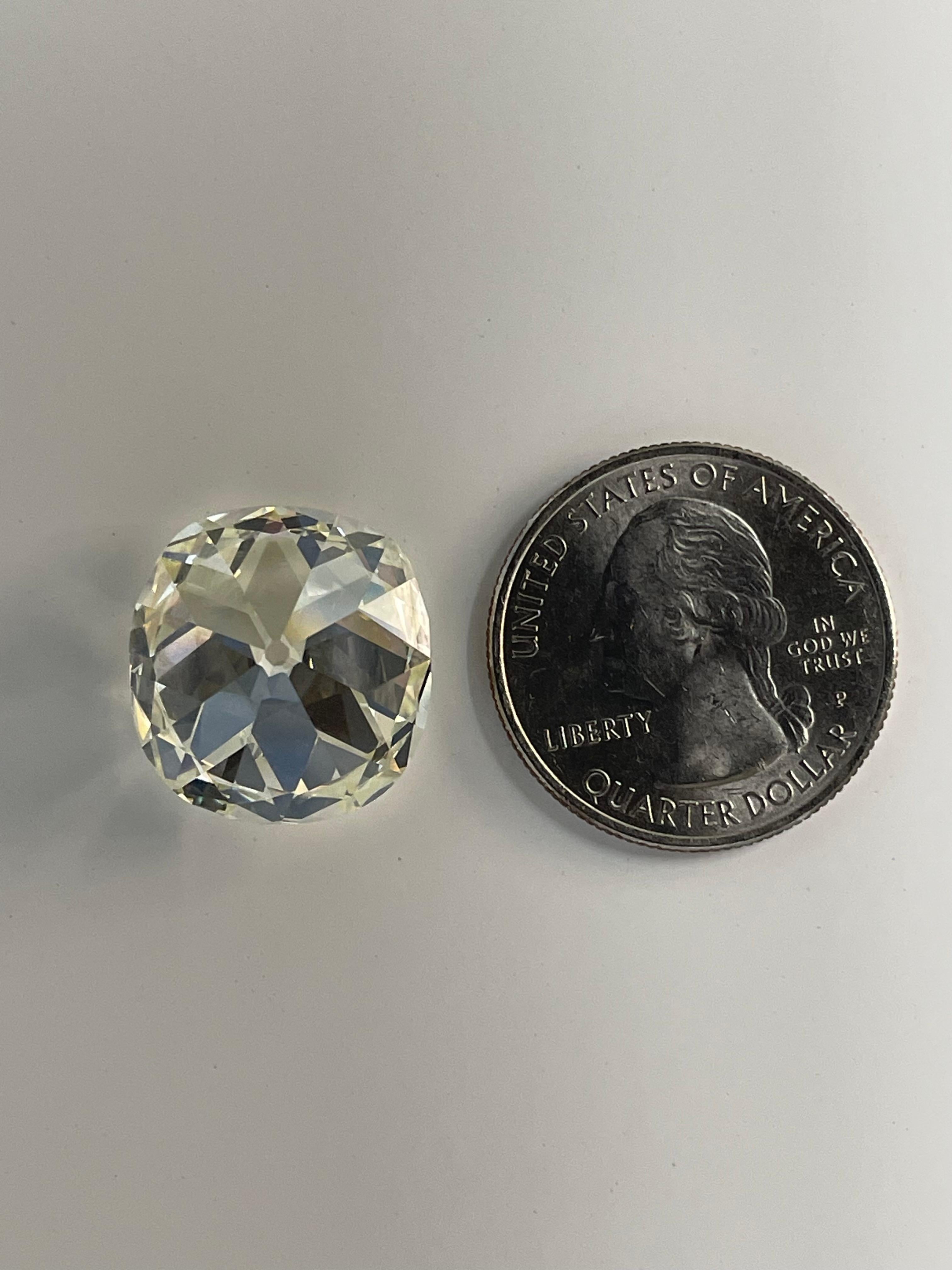 Un espectacular diamante cojín de talla antigua de la época de los maharajás . Este diamante de 24 quilates es vintage y encantador, y te transporta a la época de la realeza.
 
pesa 24,38 cts y tiene certificado gia como color L y claridad vs 1. El