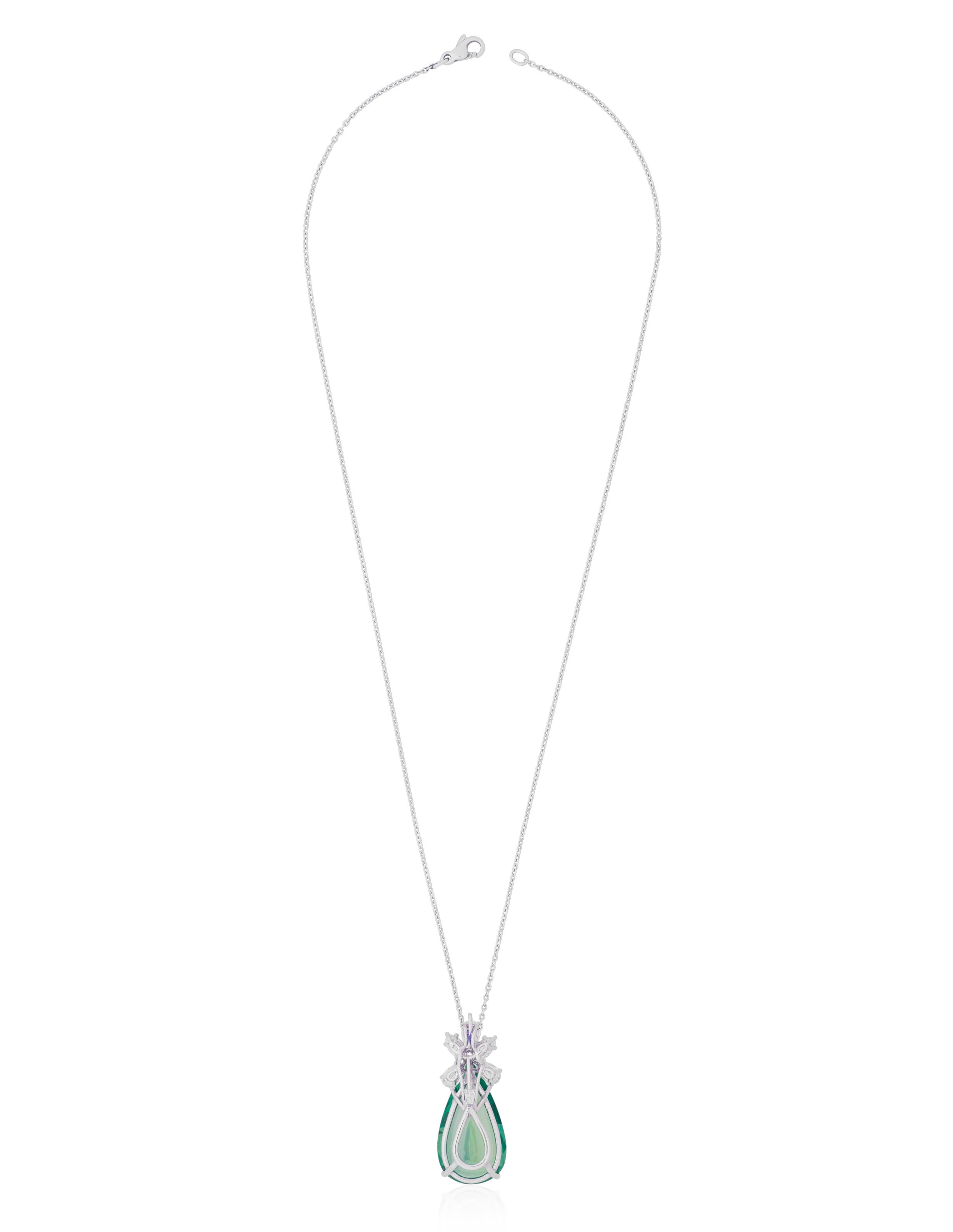 Composé de diamants en forme de poire et de marquise, le centre serti d'un diamant en forme de poire supportant un pendentif détachable serti d'une émeraude en forme de poire pesant 24 carats.






