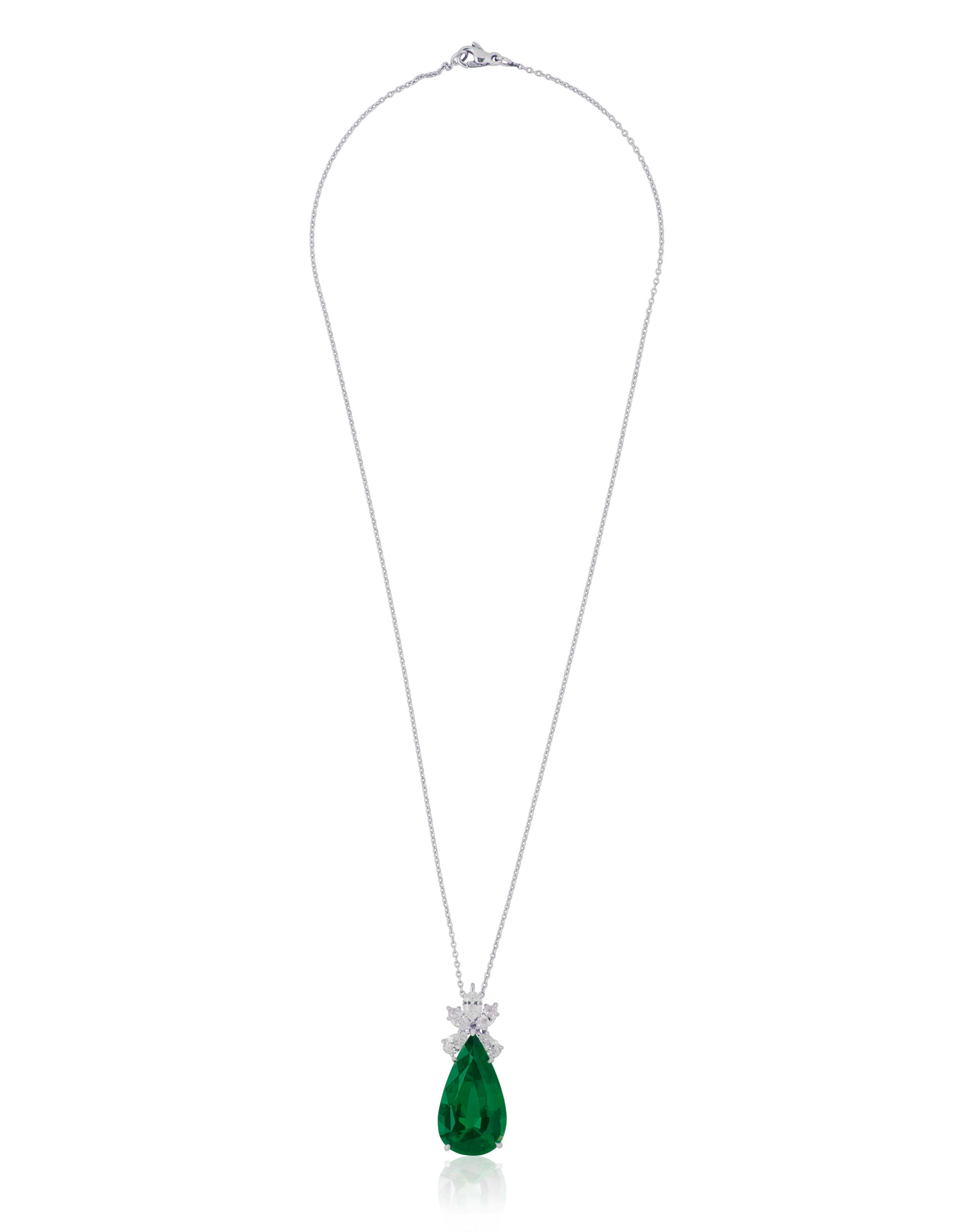 Taille poire Certifié GIA, 24 ct. Collier à pendentifs en émeraude verte à huile mineure en vente