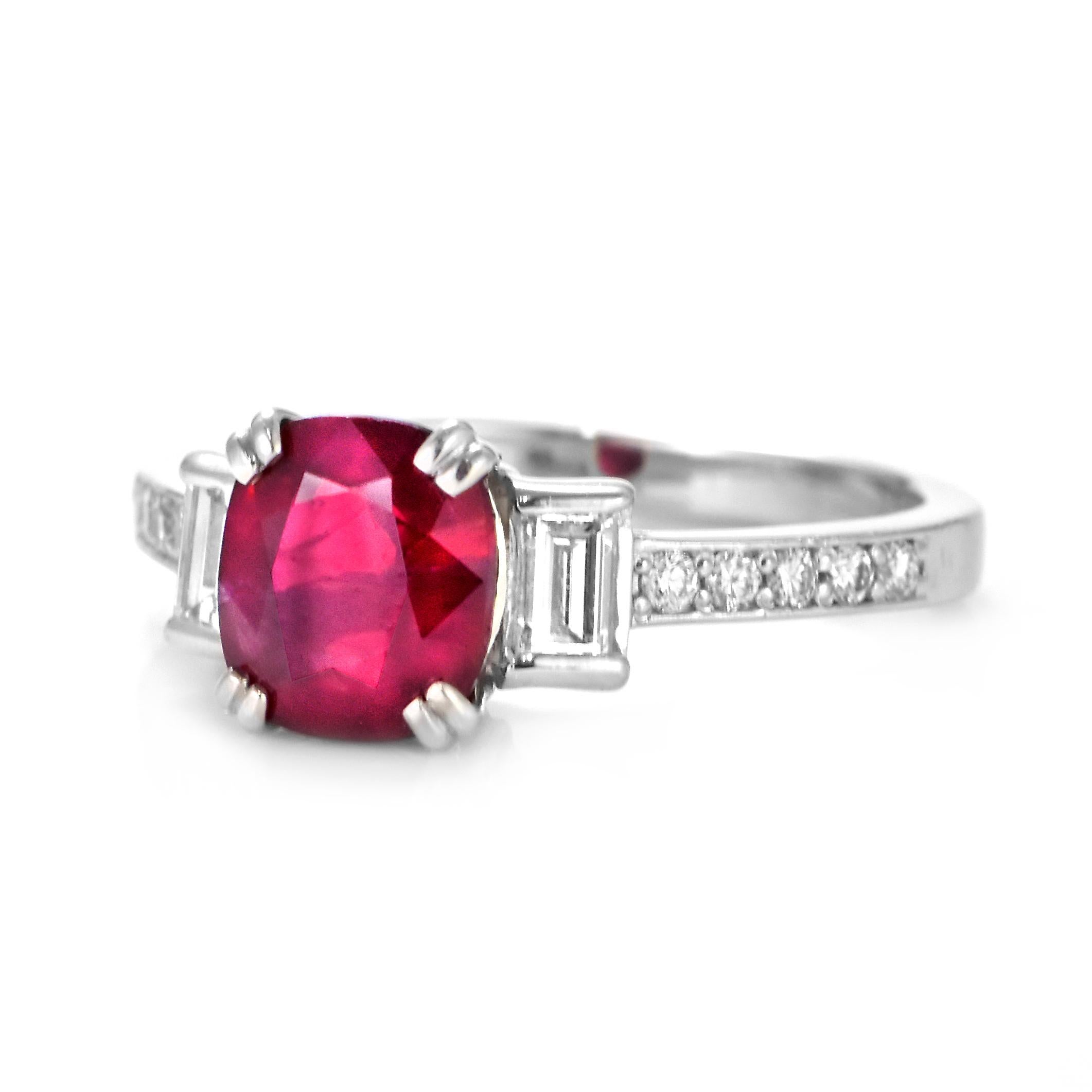 Anillo de rubí natural y diamantes de 2,40 quilates certificado por el GIA y fabricado en platino Art Decó en venta