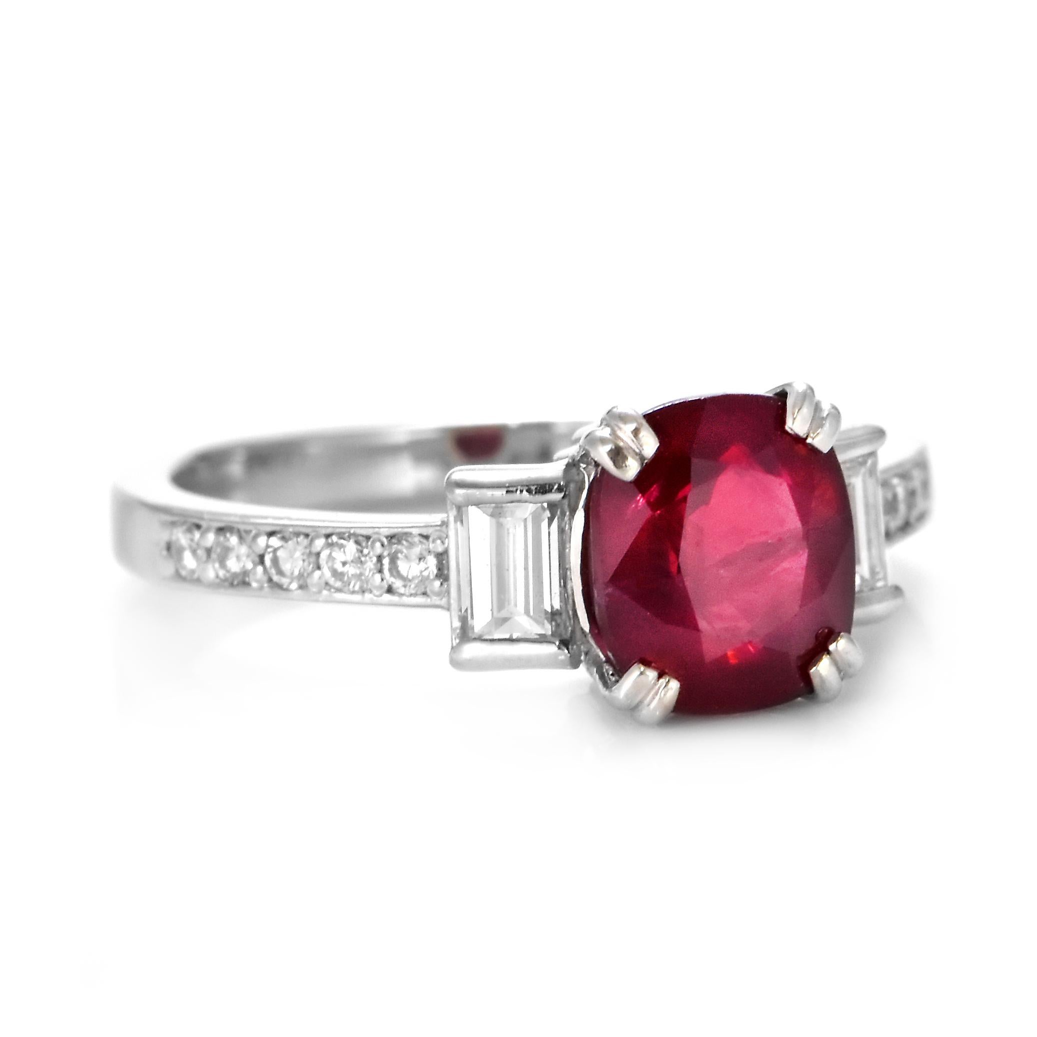 Anillo de rubí natural y diamantes de 2,40 quilates certificado por el GIA y fabricado en platino Corte cojín en venta