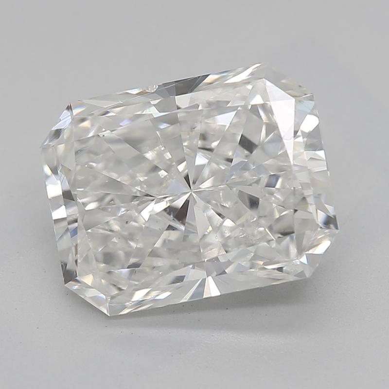 Dieser exquisite, mit Eleganz gefertigte Diamantring zeigt in seiner Mitte einen prächtigen, strahlenden Diamanten mit einem Gewicht von 2,40 und einem faszinierenden I und bemerkenswerten SI2. Sein Design zeigt einen smaragdförmigen Halo aus
