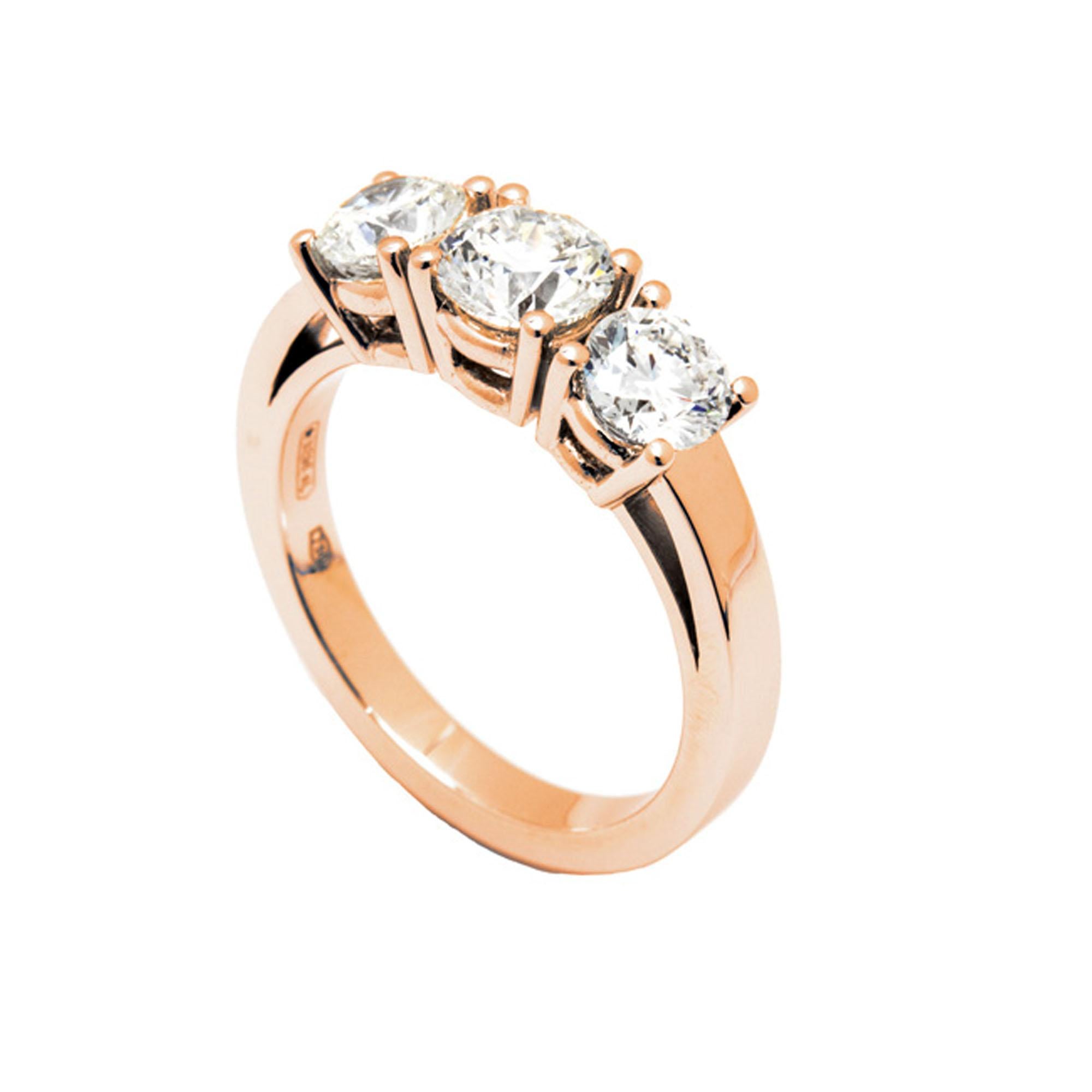 Der GIA-zertifizierte Dégradé-Diamantring mit drei Steinen im Rundschliff ist ein wahrhaft außergewöhnliches Schmuckstück, ein Fest der Eleganz und Kunstfertigkeit. Jeder der drei prächtigen Diamanten, die diesen Ring schmücken, wurde vom